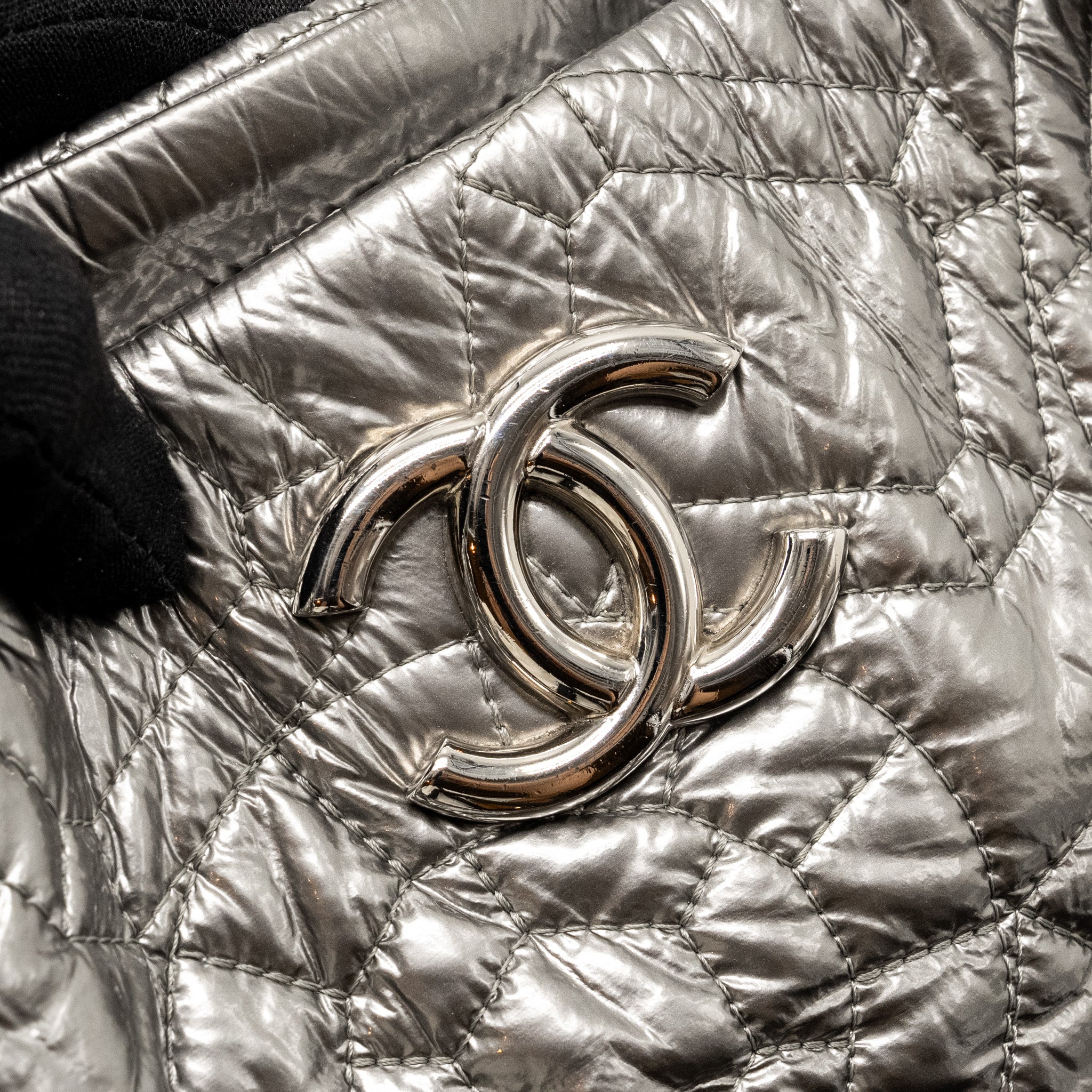 CHANEL VINYL GRAPHIC EDGE TOTE PATENT SILVER SHW
