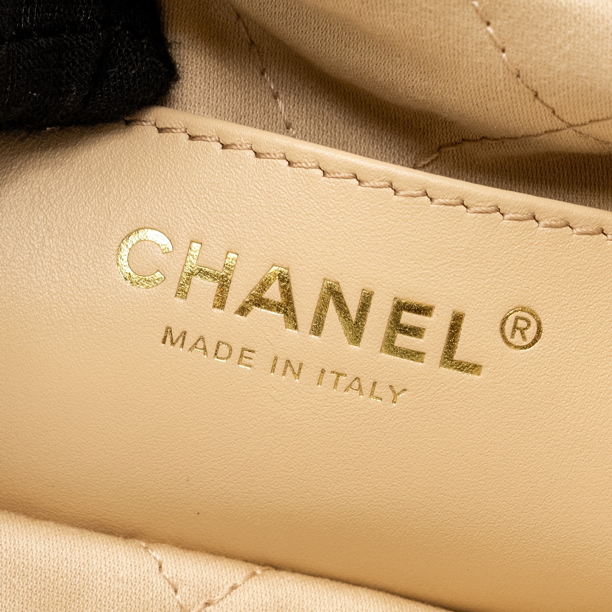 CHANEL MINI 22 BAG SHINY CALFSKIN WHITE GHW (MICROCHIP)
