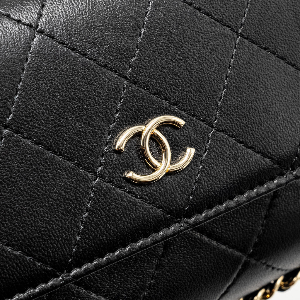 CHANEL 22A PHONE CASE/MINI WALLET ON CHAIN LAMBSKIN BLACK LGHW (MICROCHIP)