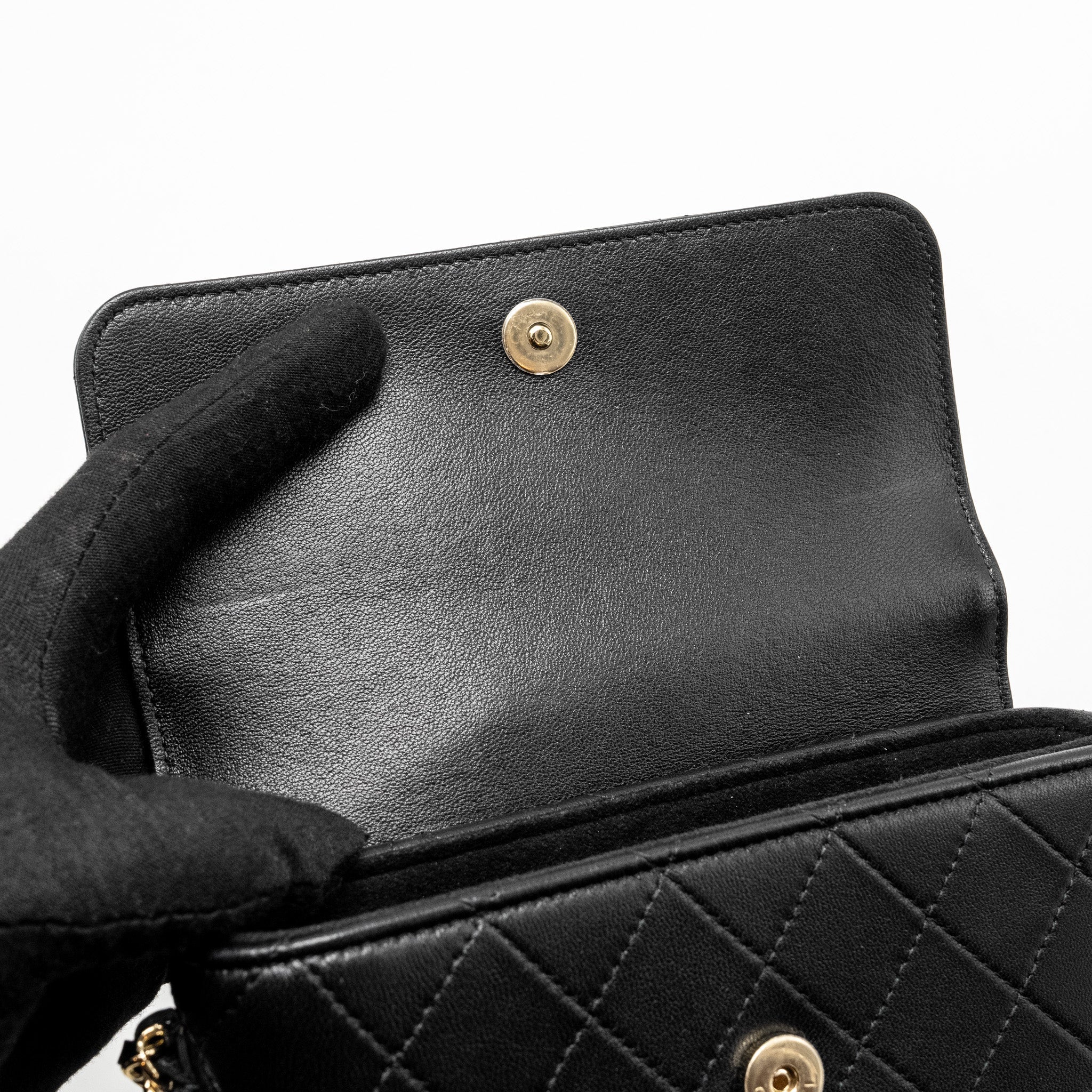 CHANEL 22A PHONE CASE/MINI WALLET ON CHAIN LAMBSKIN BLACK LGHW (MICROCHIP)