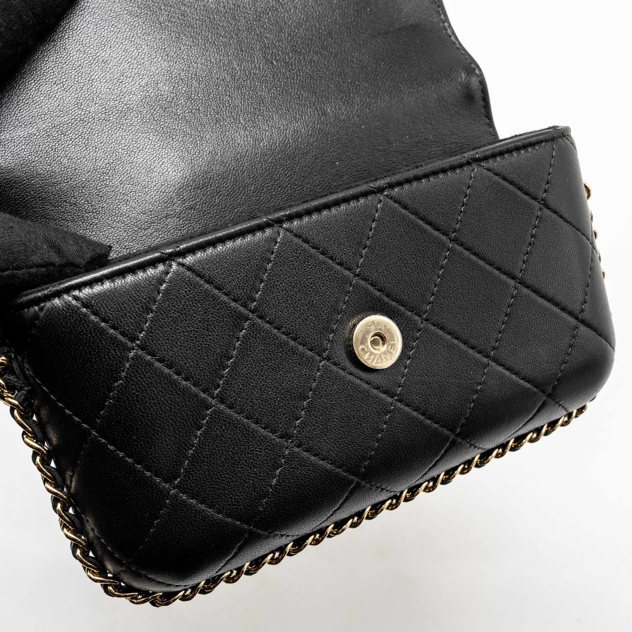 CHANEL 22A PHONE CASE/MINI WALLET ON CHAIN LAMBSKIN BLACK LGHW (MICROCHIP)