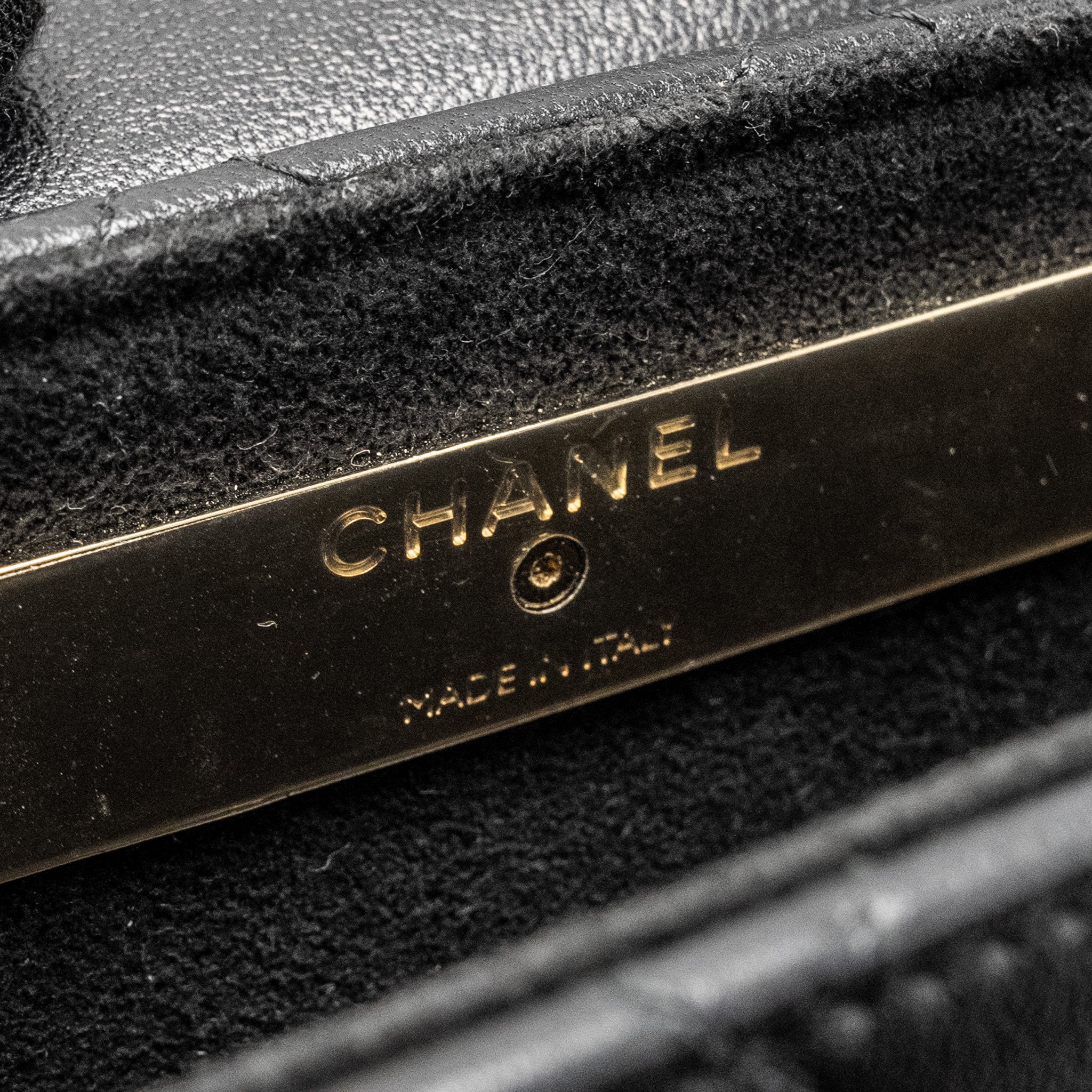 CHANEL 22A PHONE CASE/MINI WALLET ON CHAIN LAMBSKIN BLACK LGHW (MICROCHIP)