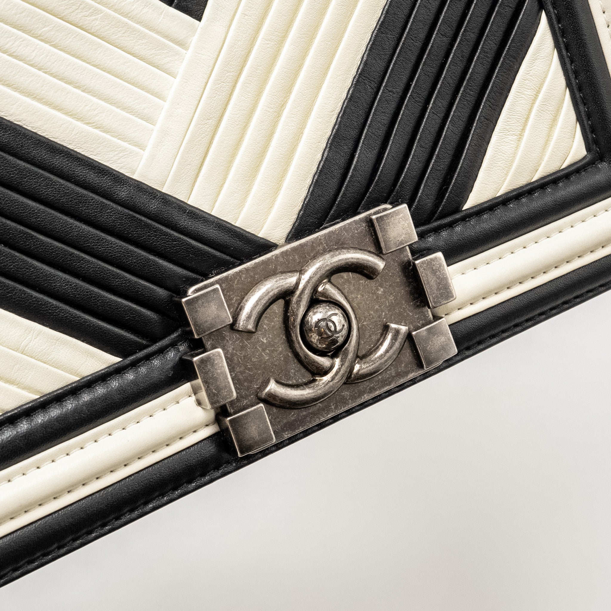 CHANEL SMALL BOY BAG CHEVRON CALFSKIN WHITE/BLACK RUTHENIUM SILVER HARDWARE