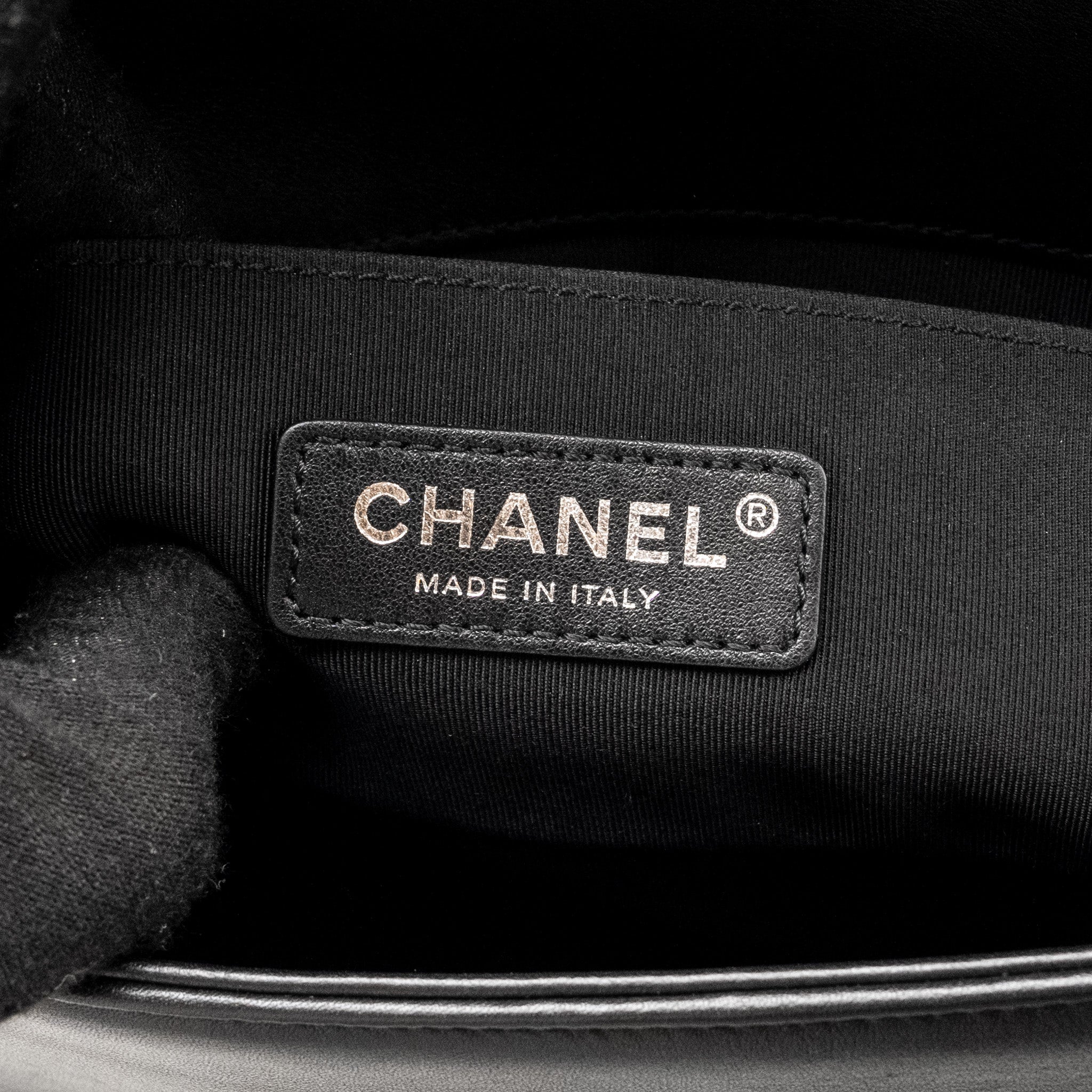 CHANEL SMALL BOY BAG CHEVRON CALFSKIN WHITE/BLACK RUTHENIUM SILVER HARDWARE