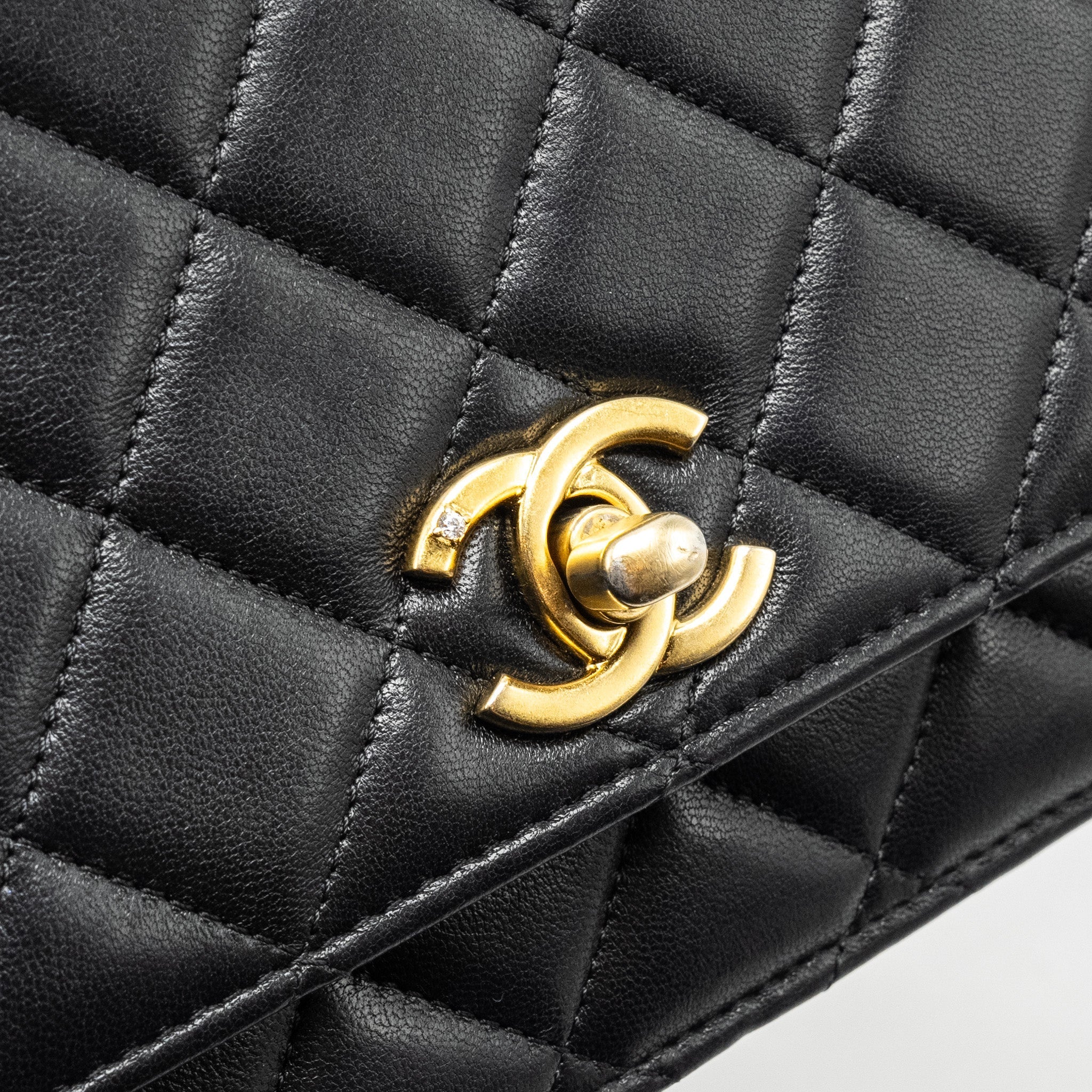 CHANEL 23A LION CHARMS WALLET ON CHAIN LAMBSKIN BLACK GHW (MICROCHIP)