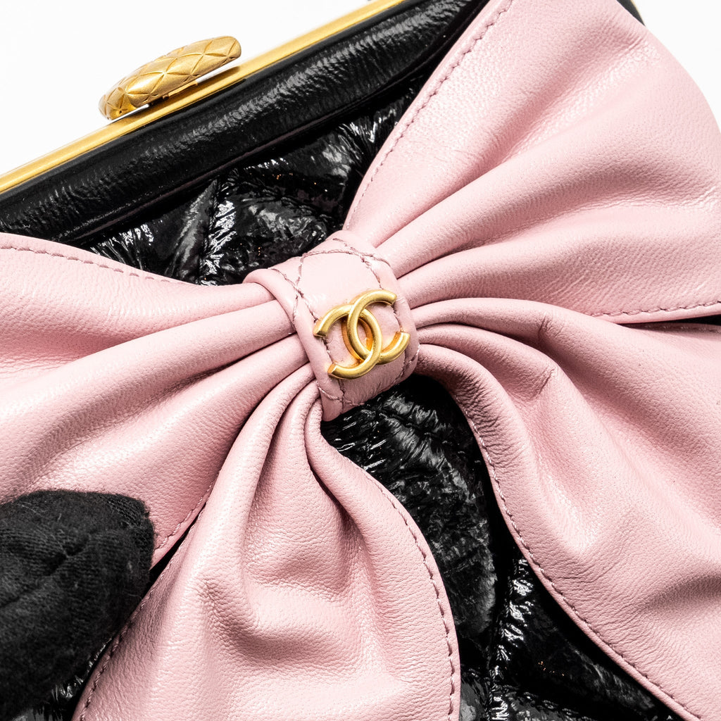 CHANEL 24A BOWKNOT CLUTCH WITH CHAIN PATENT CRUMPLED LAMBSKIN/SHINY LAMBSKIN BLACK/PINK GHW (MICROCHIP)