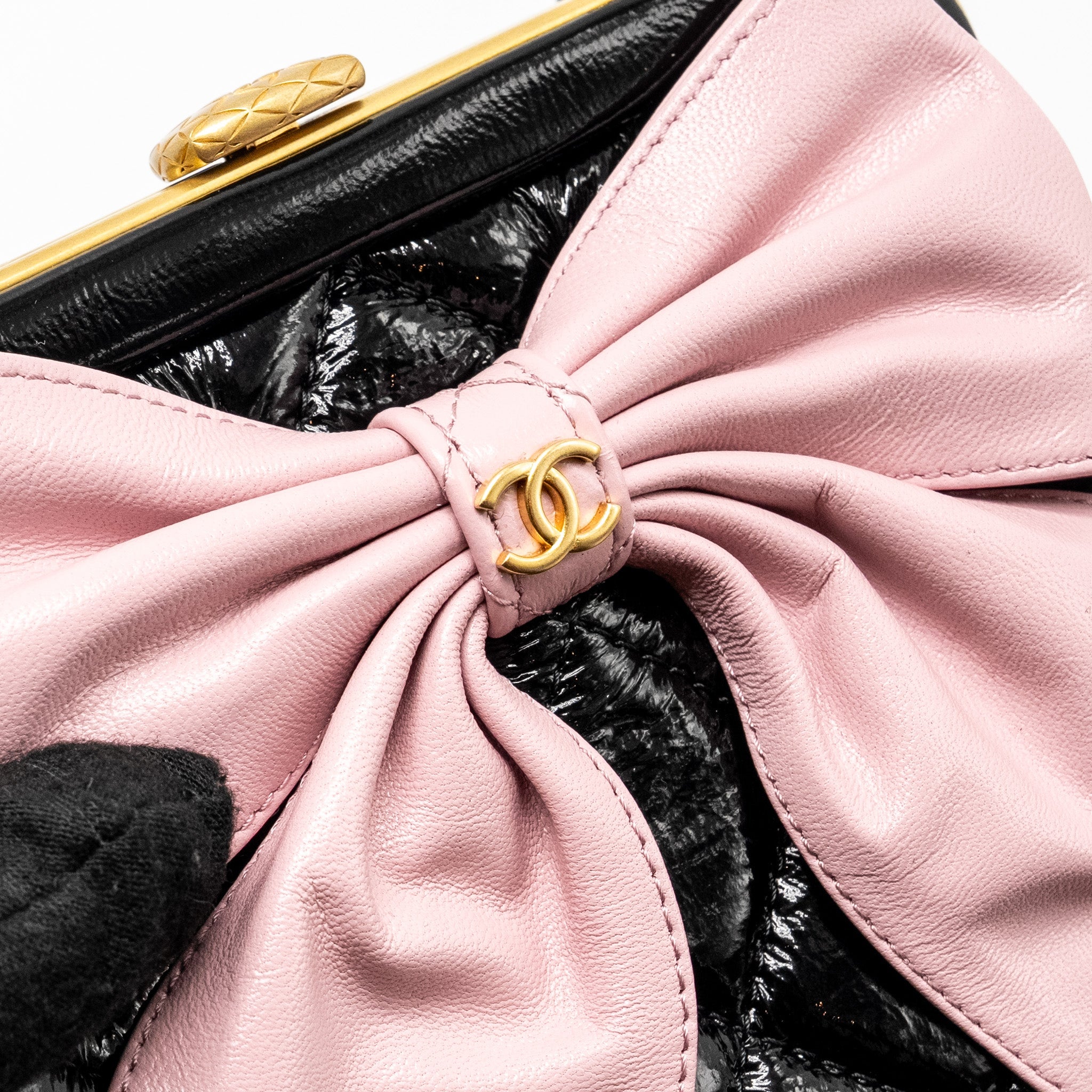 CHANEL 24A BOWKNOT CLUTCH WITH CHAIN PATENT CRUMPLED LAMBSKIN/SHINY LAMBSKIN BLACK/PINK GHW (MICROCHIP)