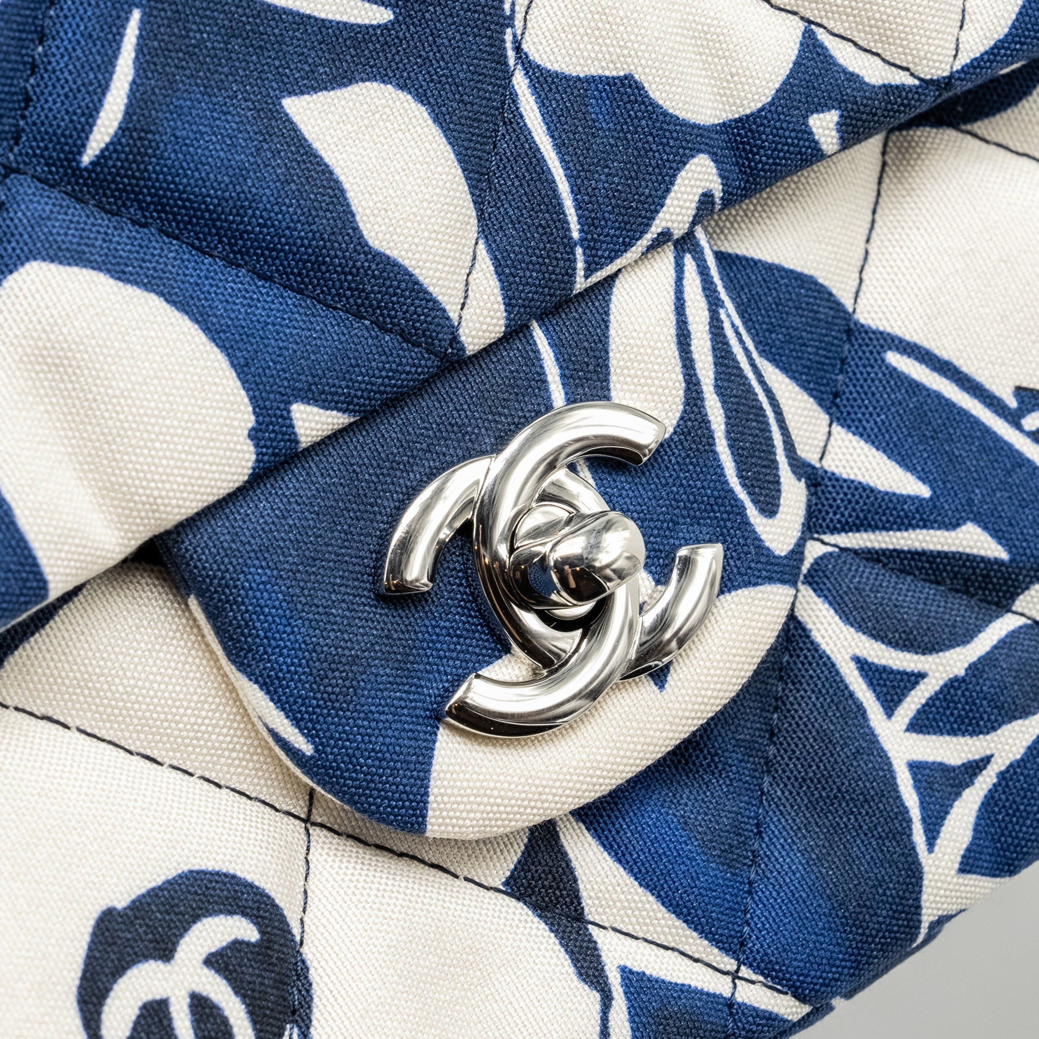 CHANEL MEDIUM LIMITED EDITION FLORA PRINTED CLASSIC FLAP BAG SILK BLUE/WHITE SHW (MICROCHIP)