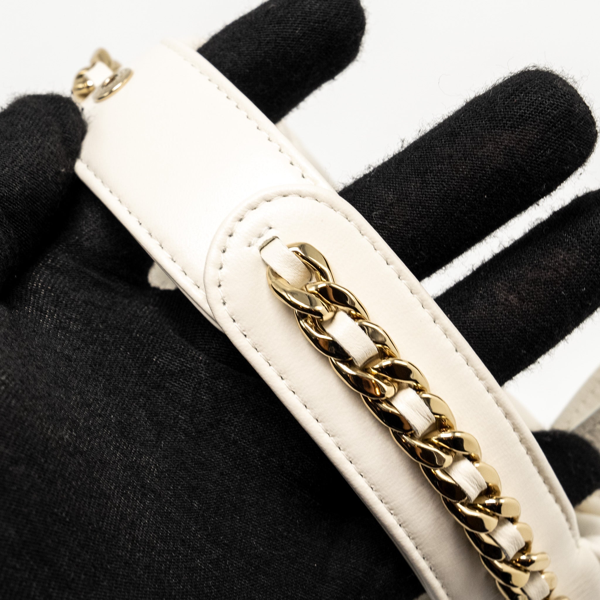 CHANEL 23C ROUND CLUTCH LAMBSKIN WHITE LGHW (MICROCHIP)