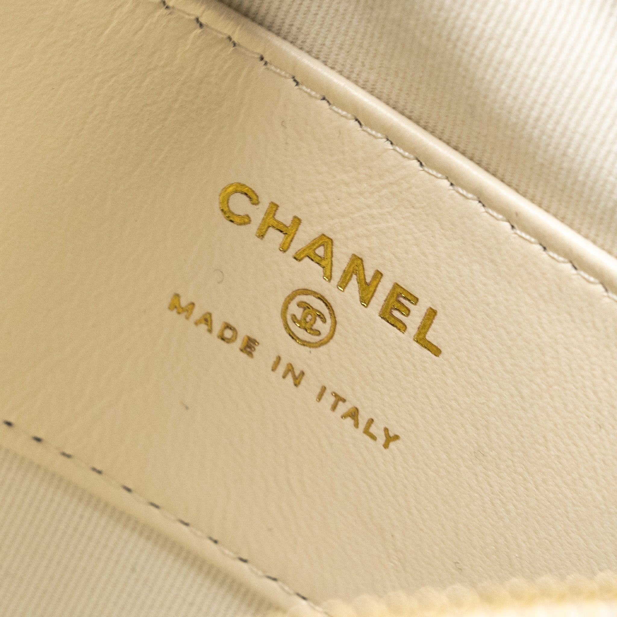 CHANEL 23C ROUND CLUTCH LAMBSKIN WHITE LGHW (MICROCHIP)