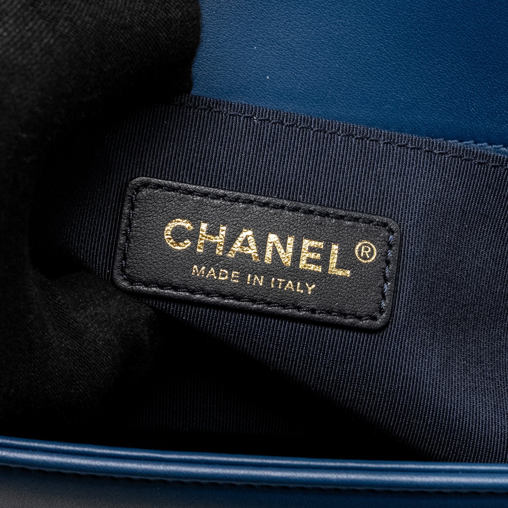 CHANEL MEDIUM CHEVRON BOY BAG CALFSKIN BLUE GHW
