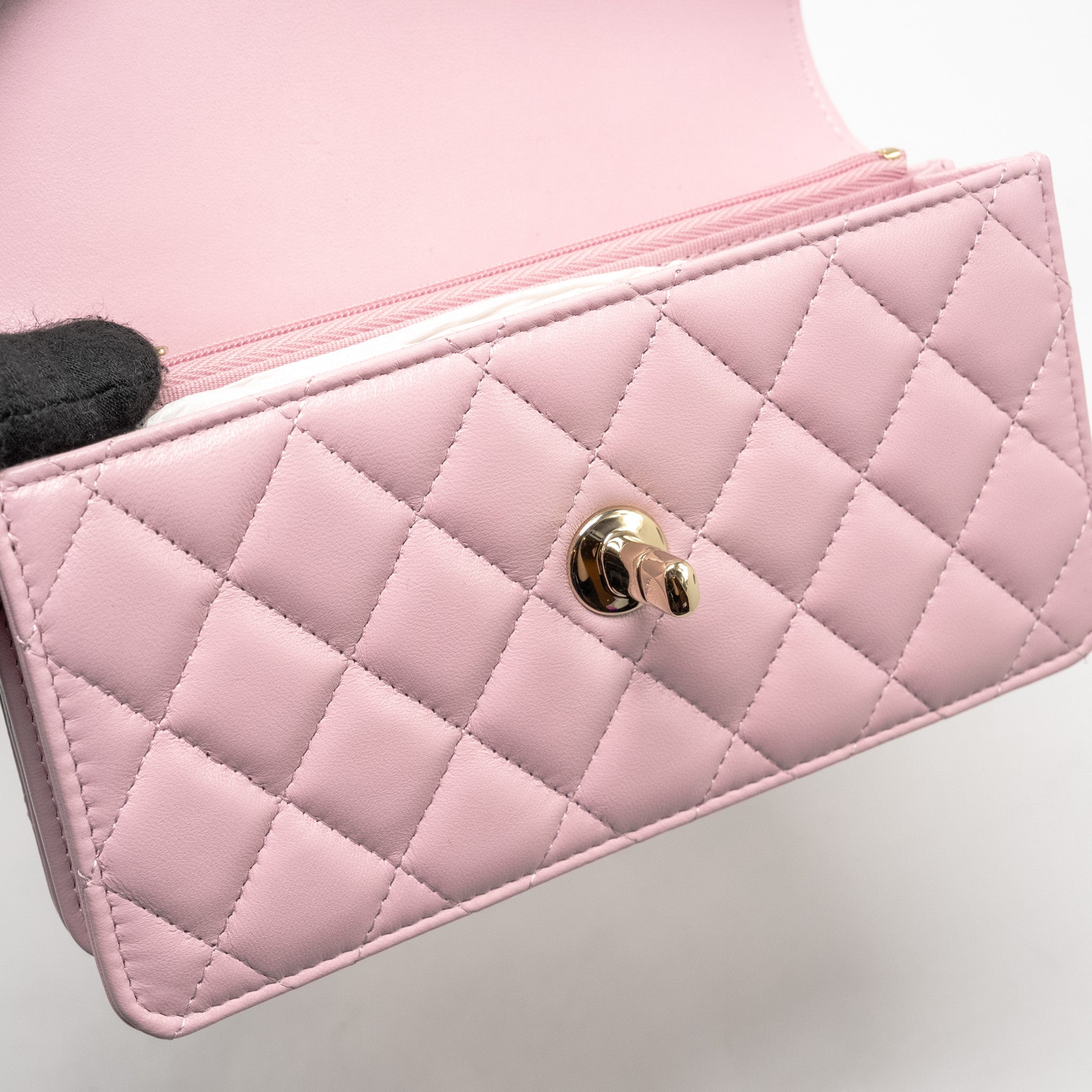 CHANEL PEARL DETAILED TOP HANDEL WALLET ON CHAIN LAMBSKIN PINK LGHW (MICROCHIP)