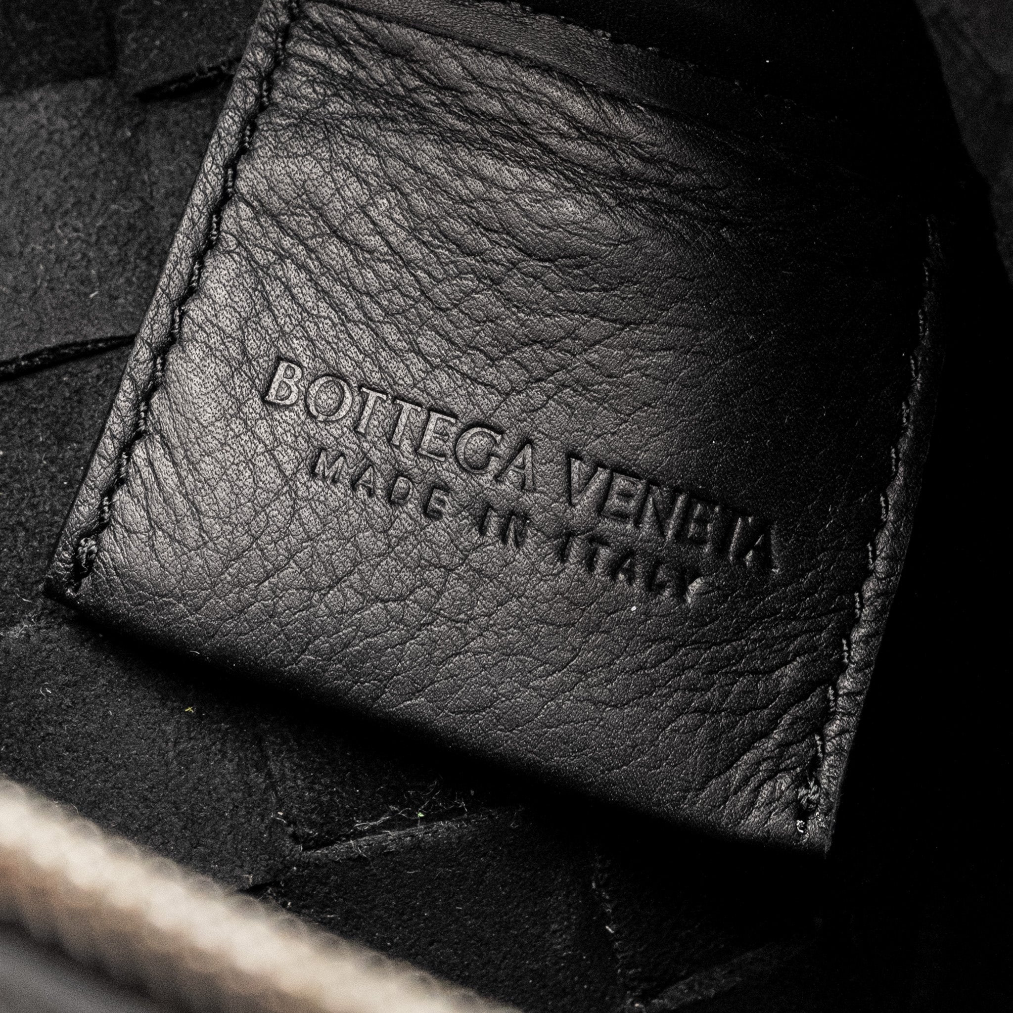 BOTTEGA VENETA INTRECCIATO POUCH CALFSKIN BLACK SHW