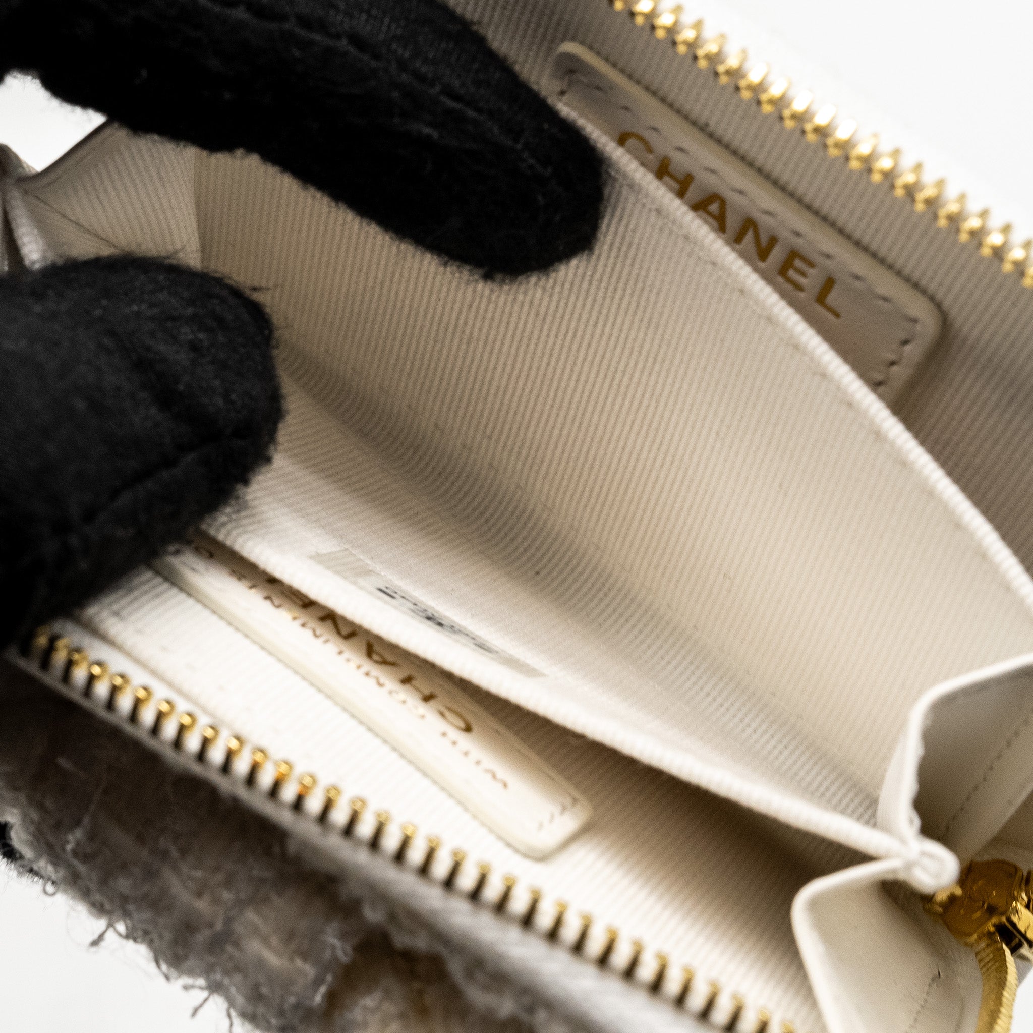 CHANEL MINI BOW CARD HOLDER WITH CHAIN TWEED WHITE LGHW (MICROCHIP)