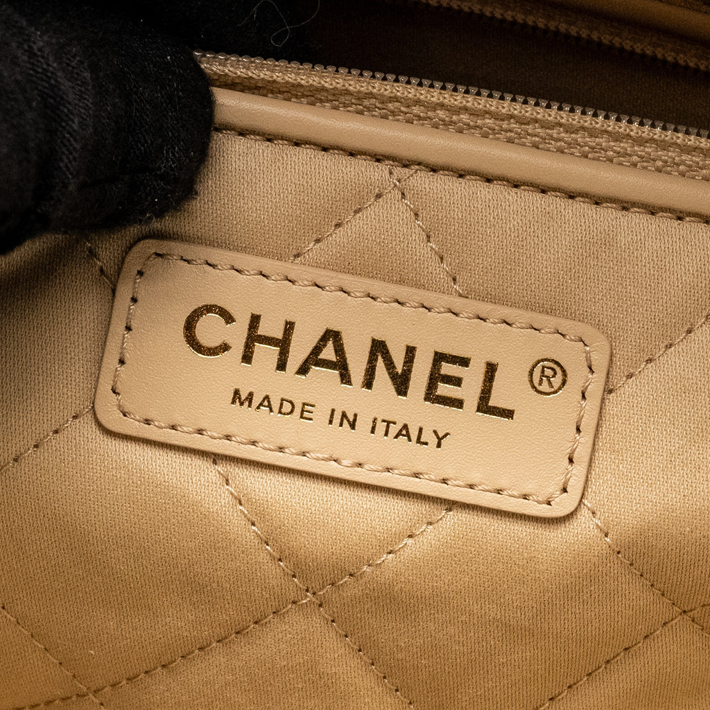 CHANEL MEDIUM 22 BAG CALFSKIN WHITE GHW (MICROCHIP)