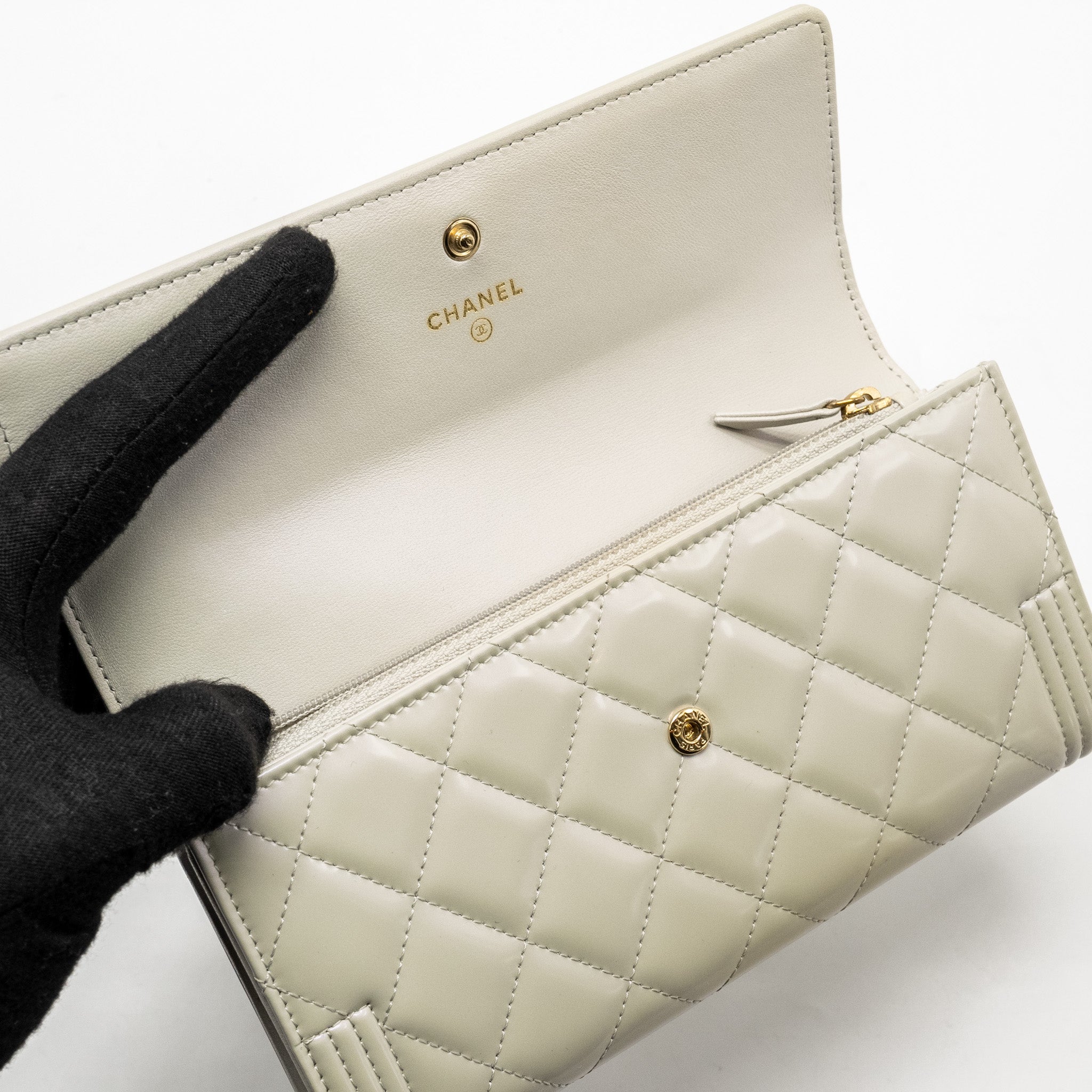 CHANEL BOY LONG WALLET PATENT IRIDESCENT LIGHT GREY LGHW