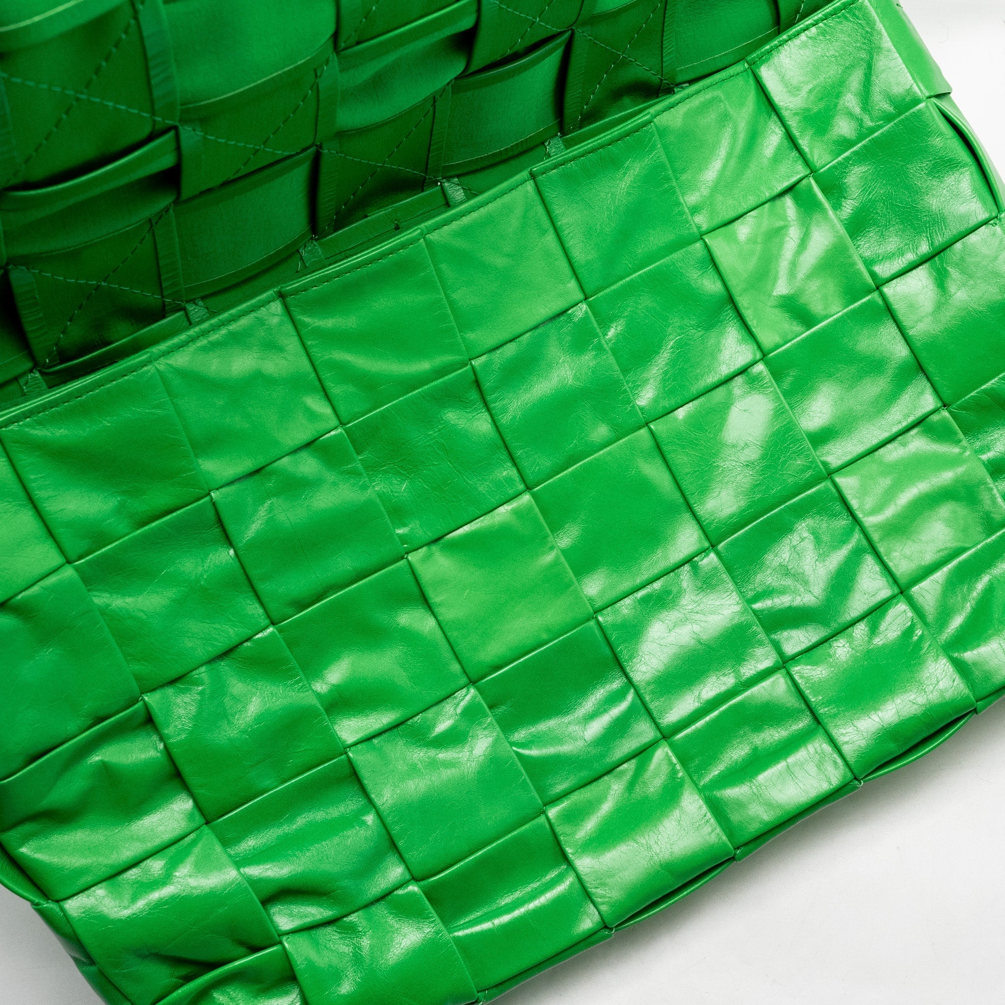 BOTTEGA VENETA MAXI CASSETTE BAG LAMBSKIN GREEN SHW