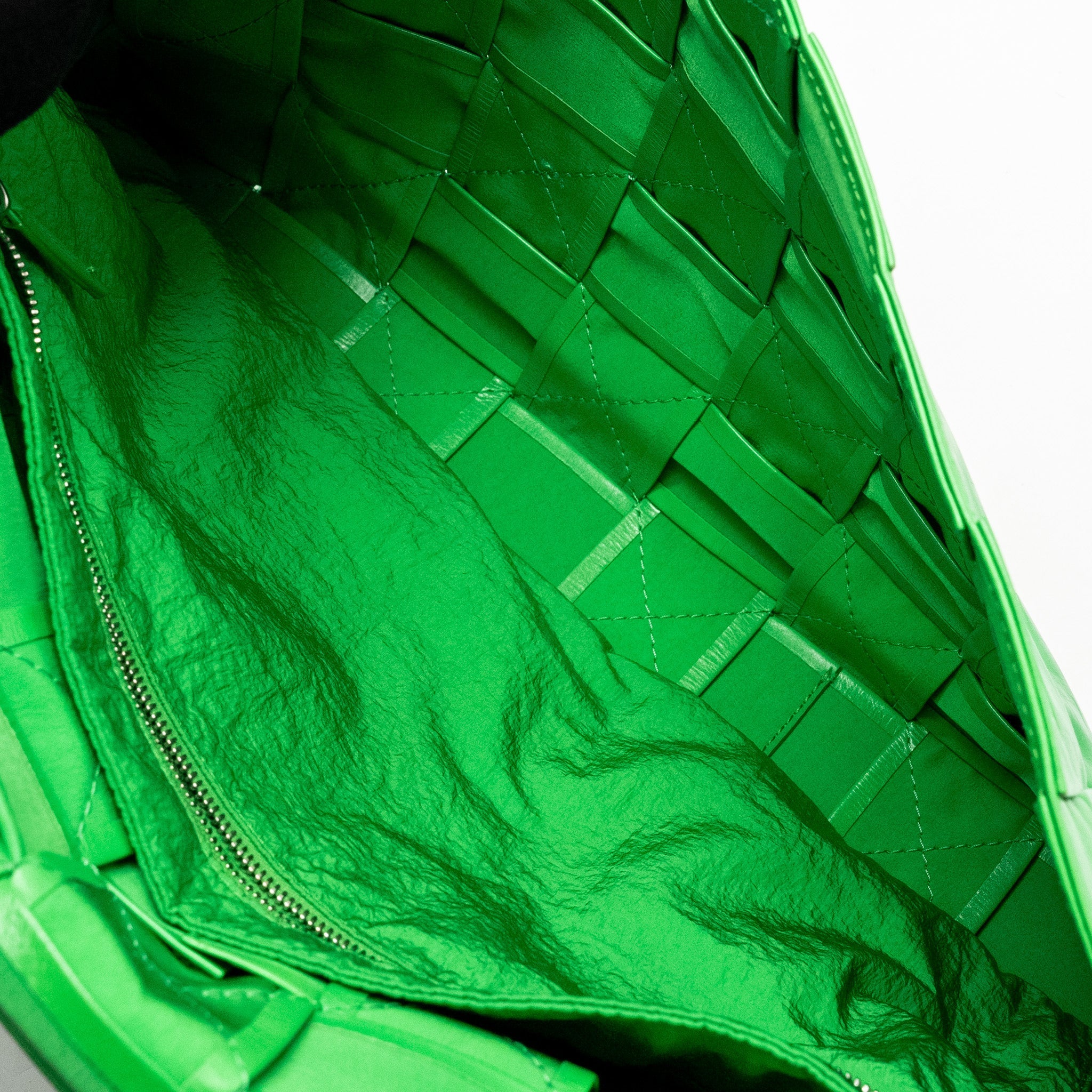 BOTTEGA VENETA MAXI CASSETTE BAG LAMBSKIN GREEN SHW