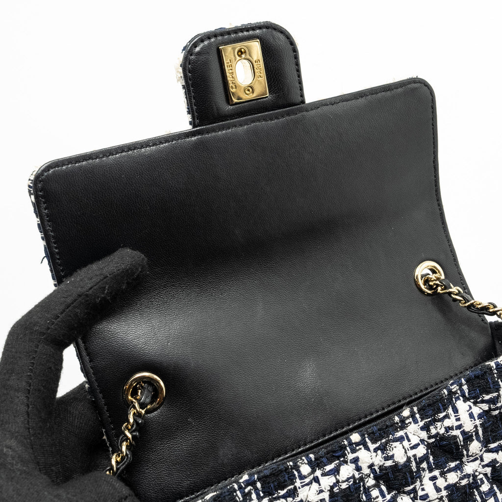 CHANEL MINI FLAP BAG WITH DETAILED CHAIN TWEED BLACK/WHITE LGHW (MICROCHIP)