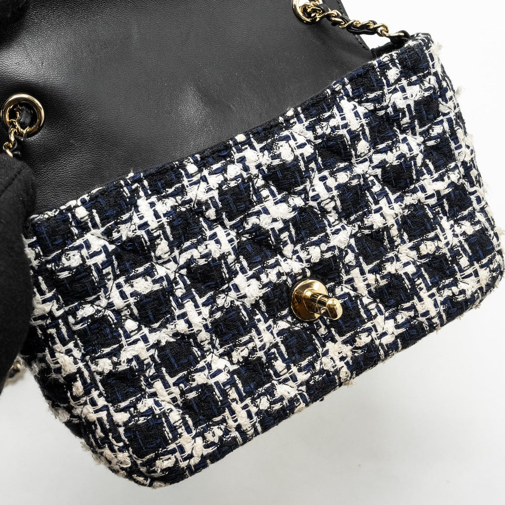CHANEL MINI FLAP BAG WITH DETAILED CHAIN TWEED BLACK/WHITE LGHW (MICROCHIP)
