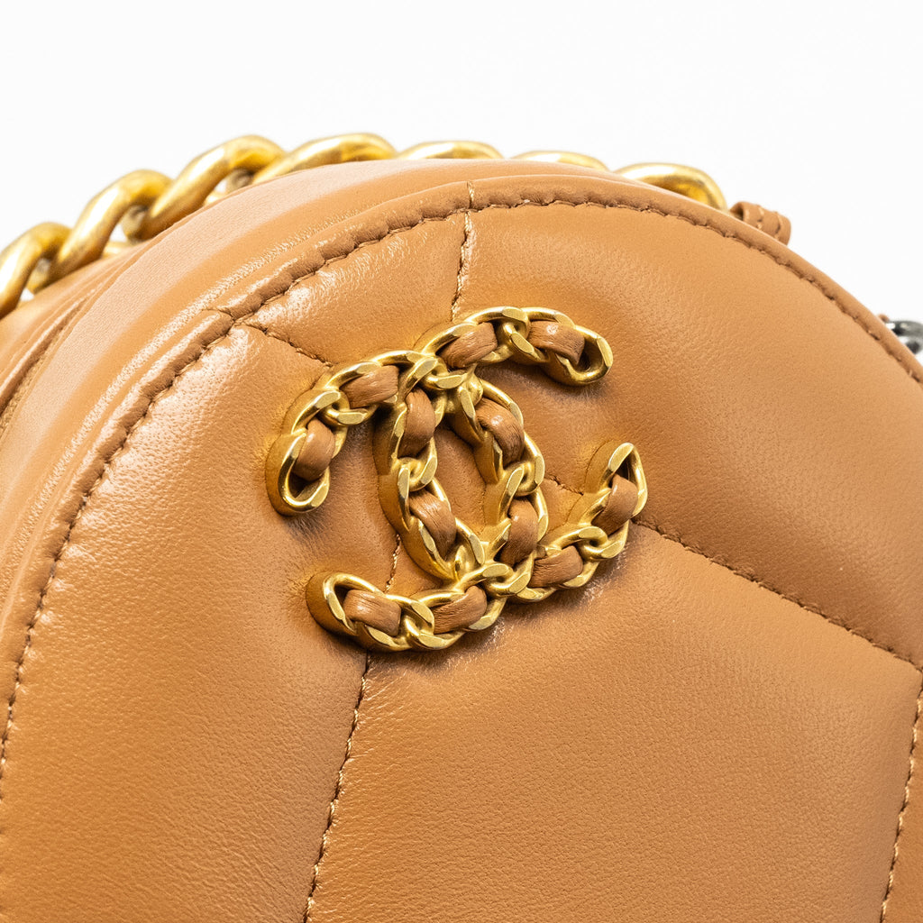 CHANEL 19 ROUND CLUTCH WITH CHAIN LAMBSKIN CARAMEL MULTICOLOUR HARDWARE (MICROCHIP)