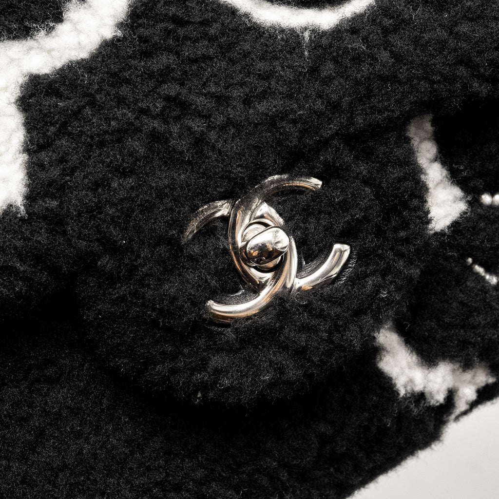 CHANEL 22A FLUFFY CAMELLIA FLAP BAG EMBROIDERED SHEARLING LAMBSKIN BLACK / WHITE SHW (MICROCHIP)