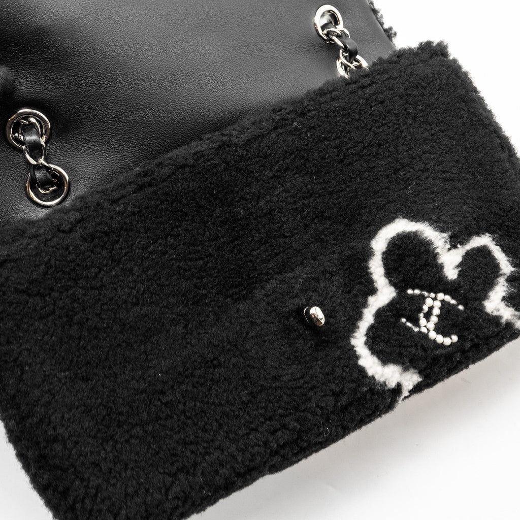 CHANEL 22A FLUFFY CAMELLIA FLAP BAG EMBROIDERED SHEARLING LAMBSKIN BLACK / WHITE SHW (MICROCHIP)