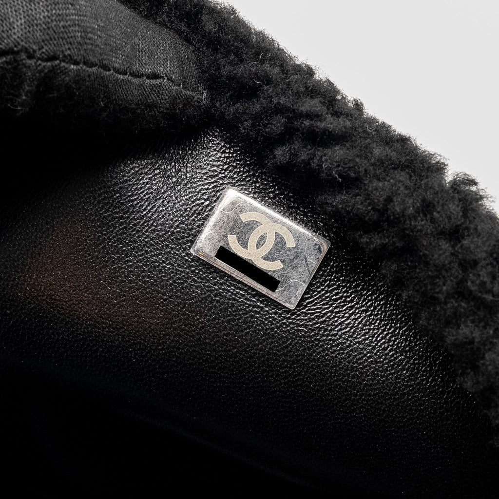 CHANEL 22A FLUFFY CAMELLIA FLAP BAG EMBROIDERED SHEARLING LAMBSKIN BLACK / WHITE SHW (MICROCHIP)