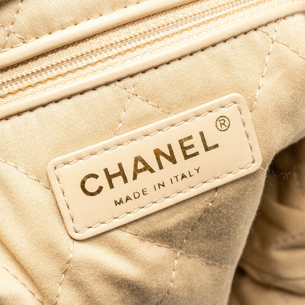 CHANEL MEDIUM 22BAG CALFSKIN WHITE GHW (MICROCHIP)