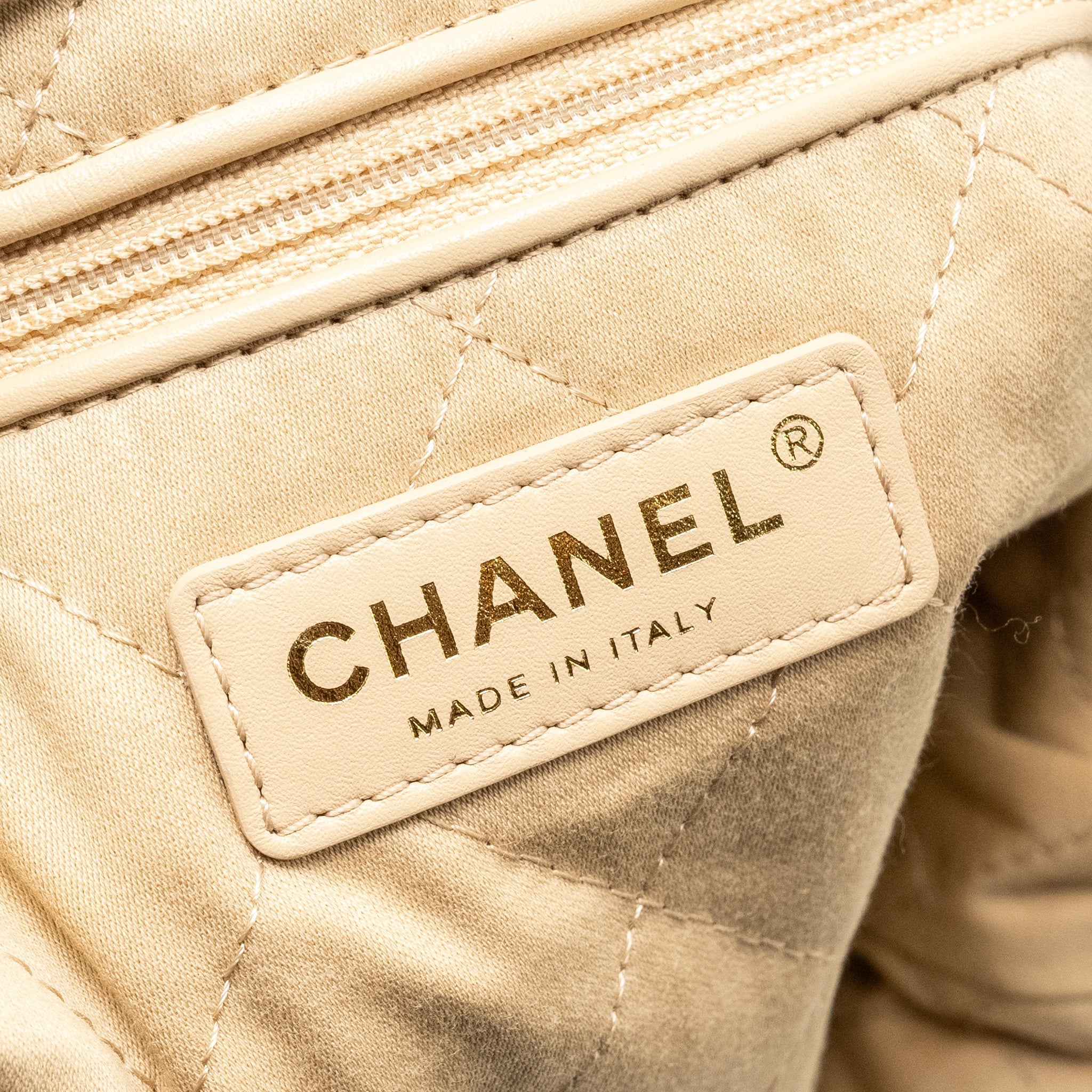 CHANEL MEDIUM 22BAG CALFSKIN WHITE GHW (MICROCHIP)