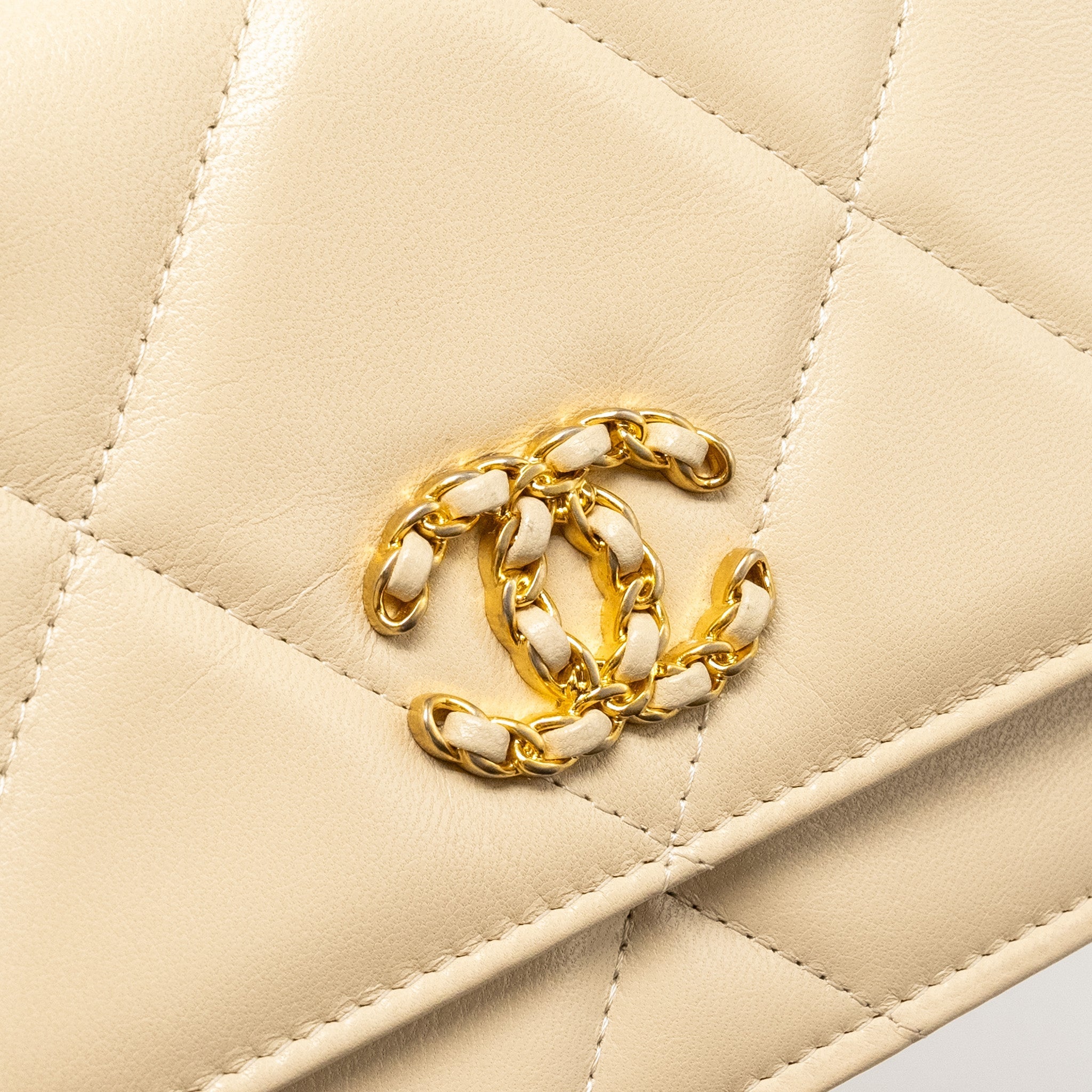 CHANEL 19 WALLET ON CHAIN LAMBSKIN LIGHT BEIGE MULTICOLOUR HARDWARE
