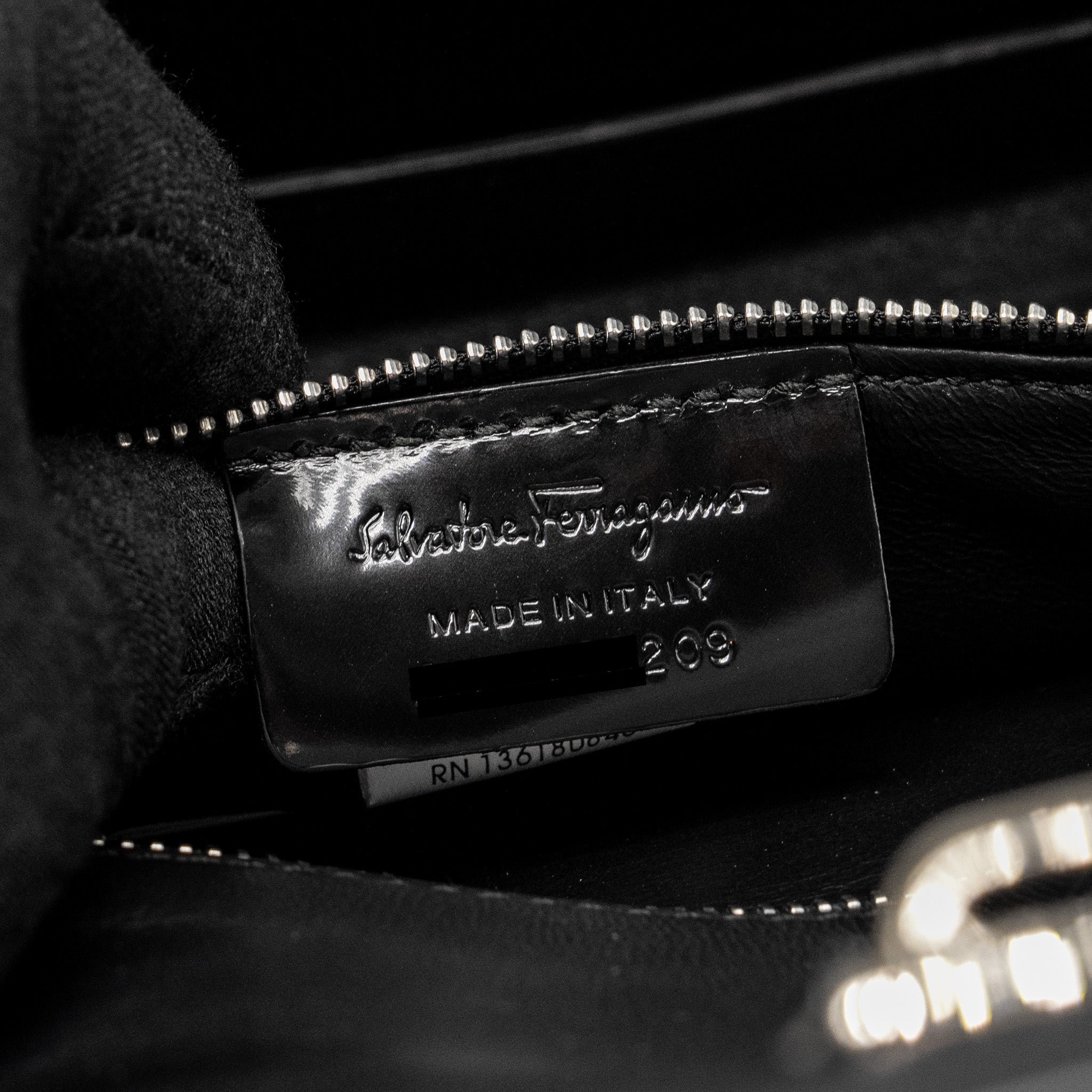 FERRAGAMO GINNY SHOULDER BAG CALFSKIN BLACK SHW