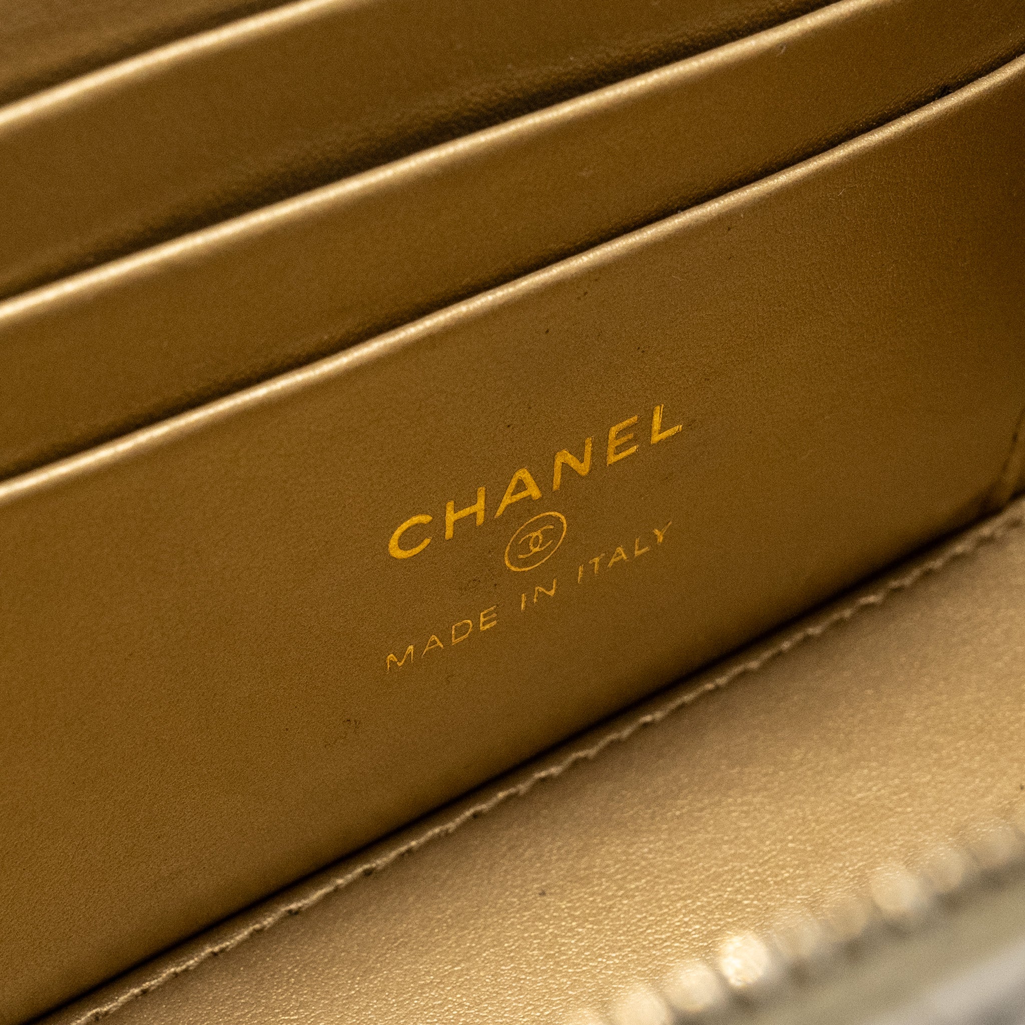 CHANEL PEARL CRUSH LONG VANITY CASE LAMBSKIN WHITE GHW (MICROCHIP)