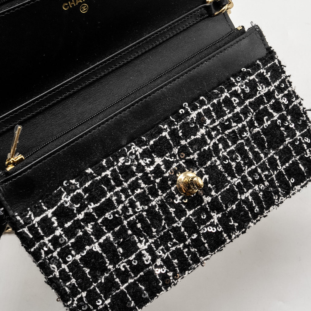 CHANEL 24P DETAIL CHAINS WALLET ON CHAIN TWEED/SEQUINS BLACK/WHITE LGHW (MICROCHIP)