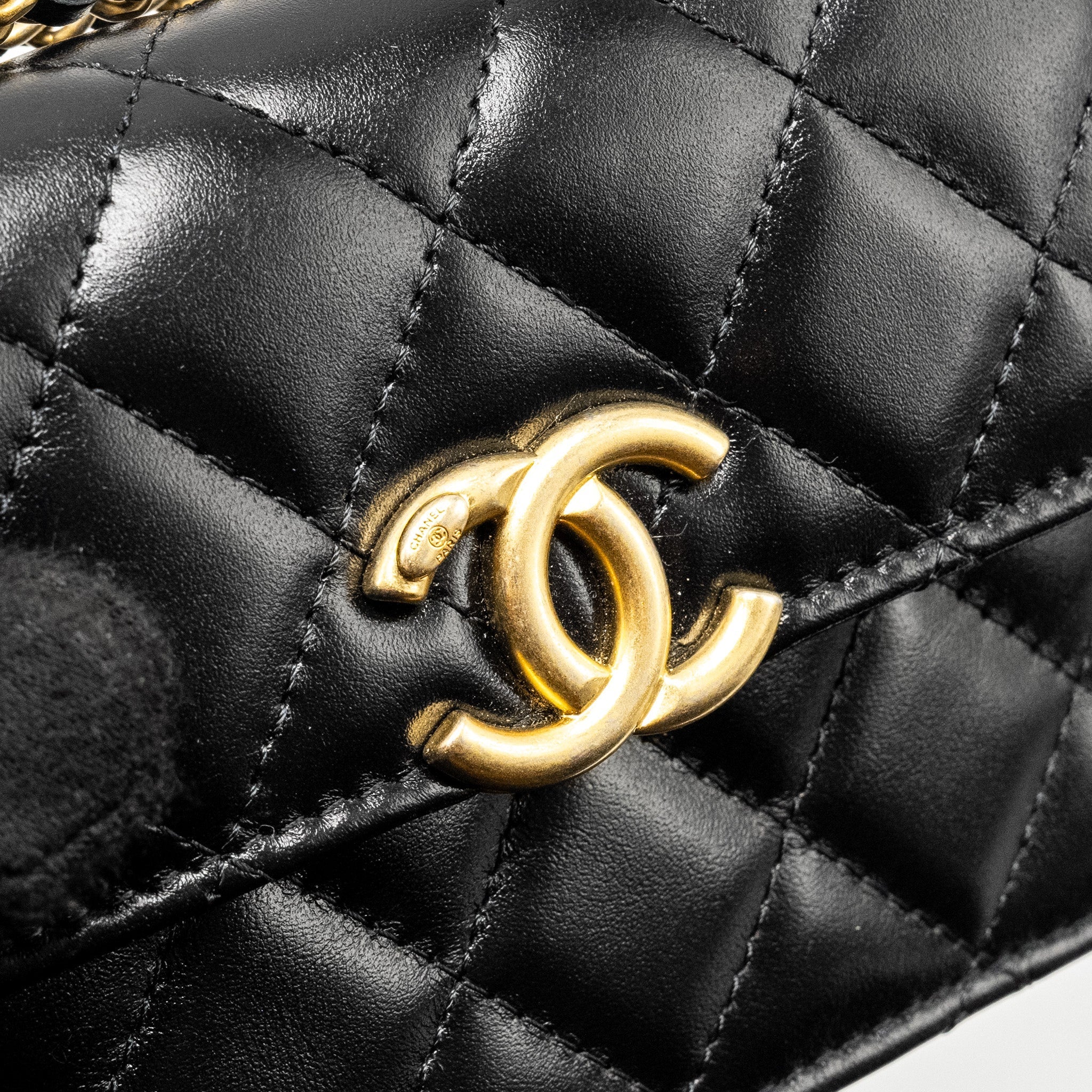 CHANEL 21A GOLD CRUSH MINI FLAP CLUTCH WITH ADJUSTABLE CHAIN CALFSKIN BLACK GHW