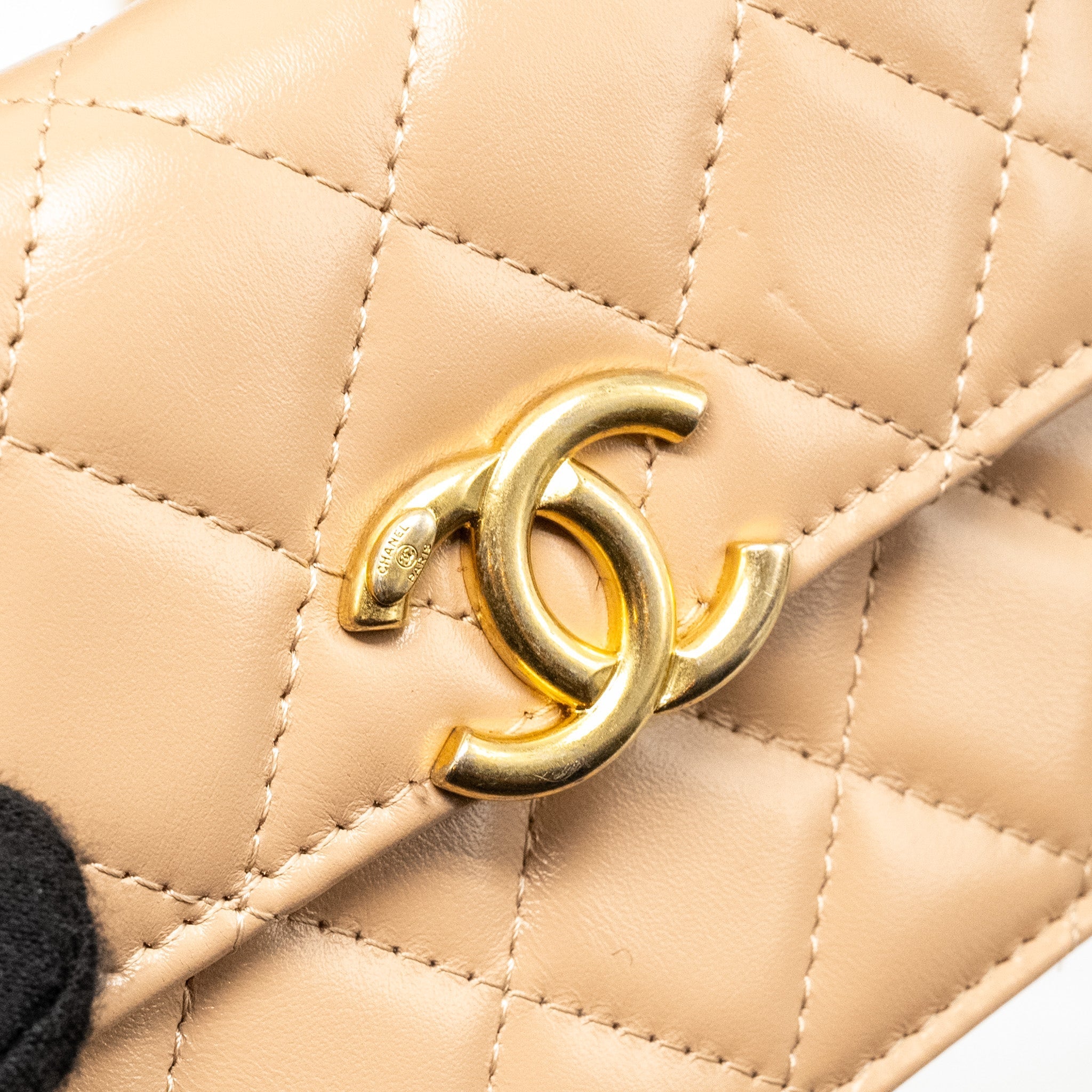 CHANEL 21A GOLD CRUSH MINI FLAP CLUTCH WITH ADJUSTABLE CHAIN CALFSKIN BEIGE GHW