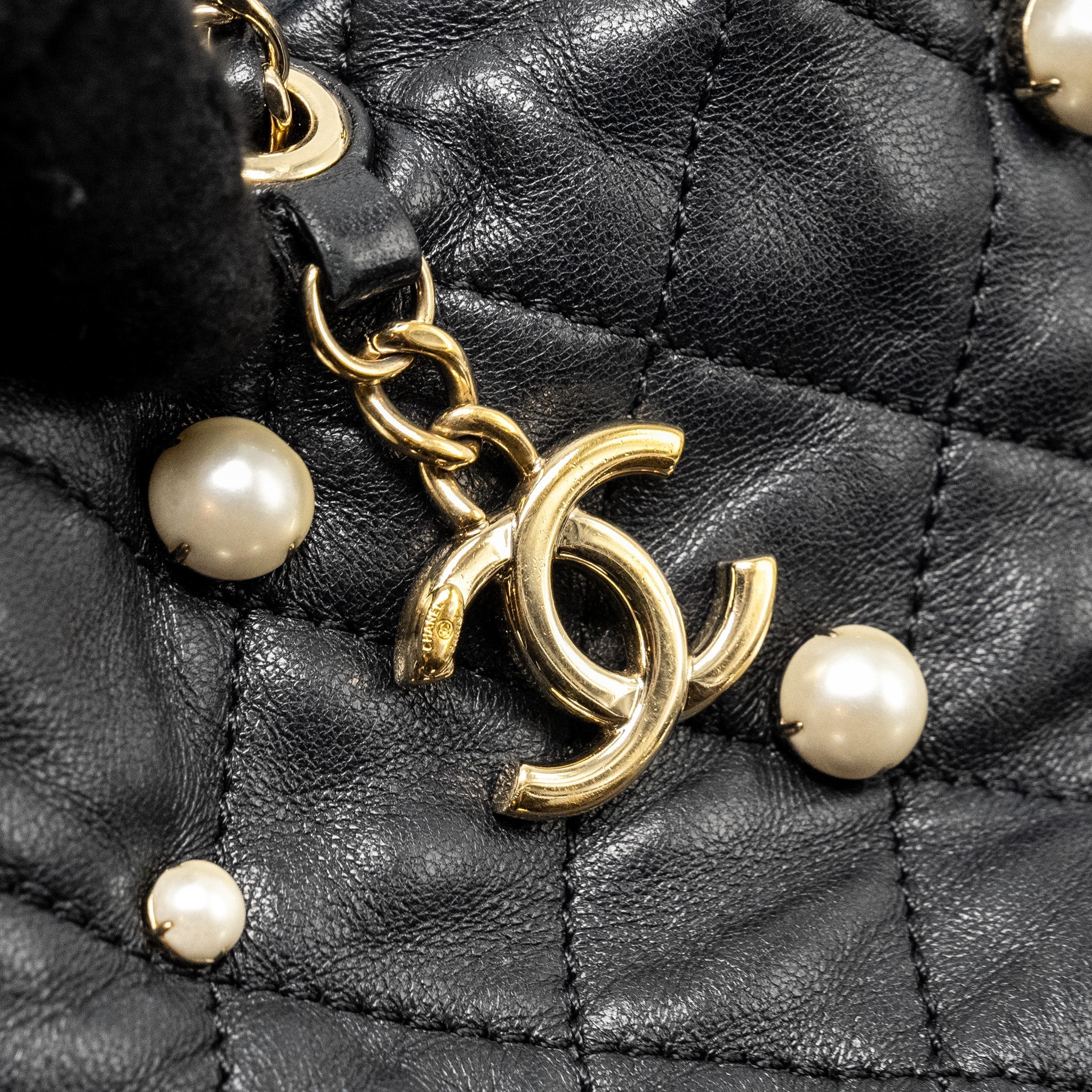 CHANEL 21S QUILTED MINI ABOUT PEARLS BUCKET BAG LAMBSKIN BLACK LGHW
