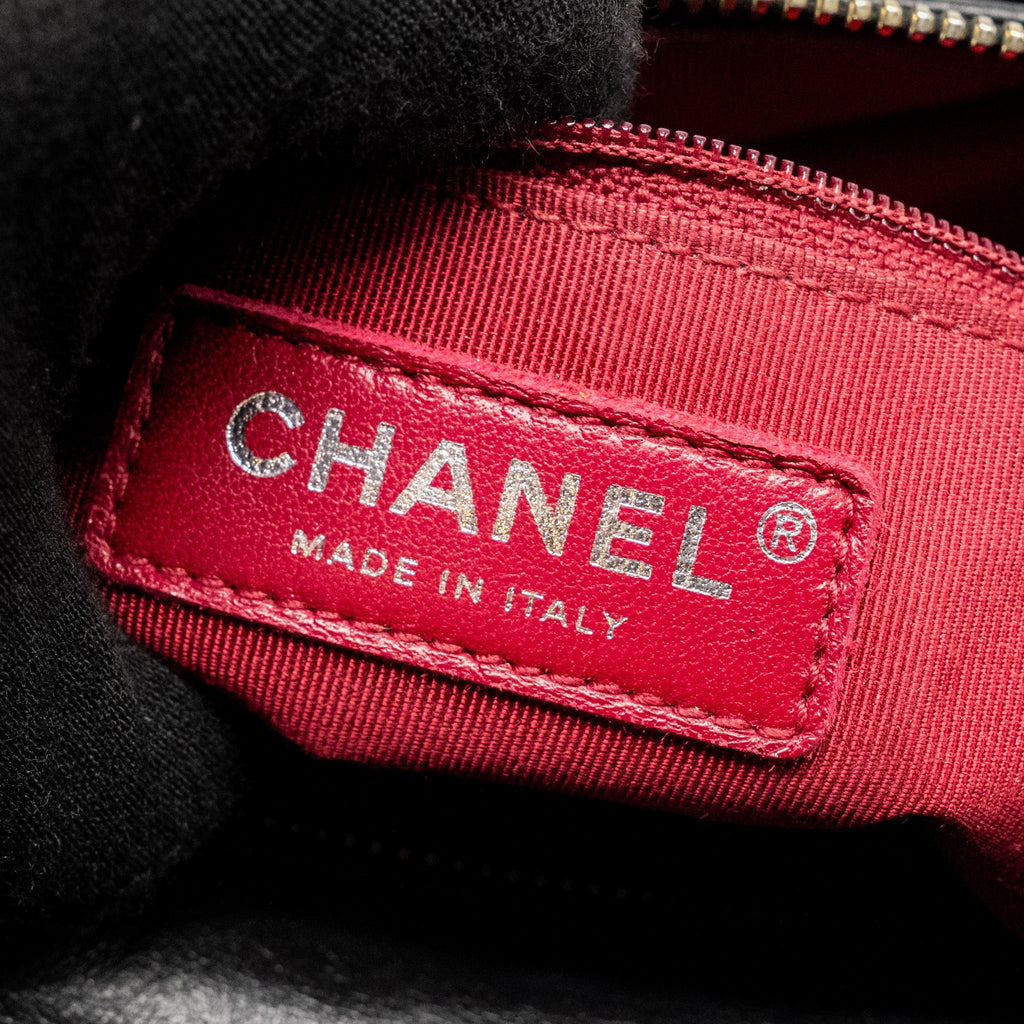 CHANEL SMALL CHEVRON GABRIELLE HOBO BAG CALFSKIN BLACK MULTICOLOUR HARDWARE