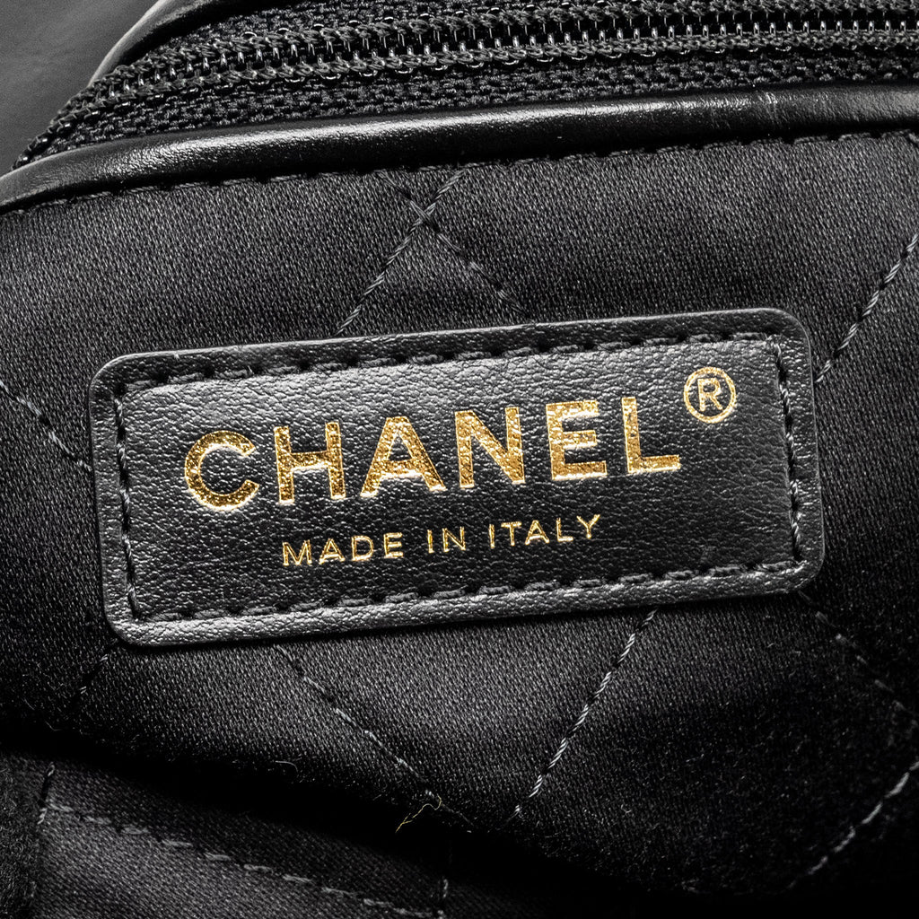 CHANEL MEDIUM 22 BAG GOLD LETTER SHINY CALFSKIN BLACK GHW (MICROCHIP)