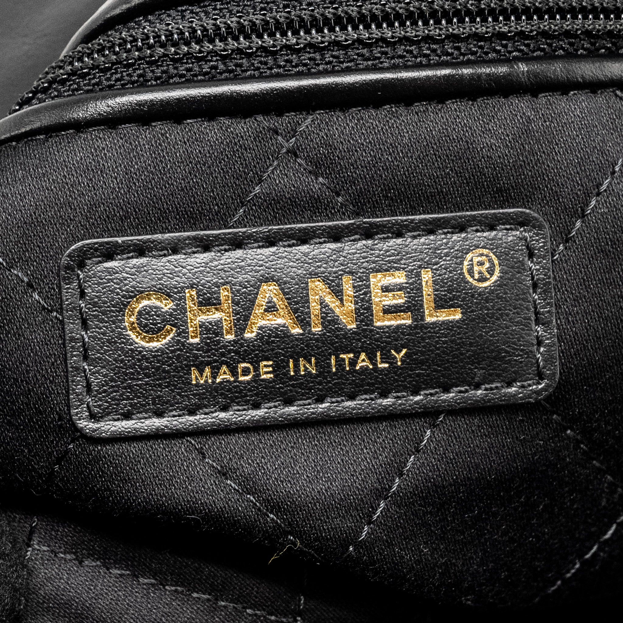 CHANEL MEDIUM 22 BAG GOLD LETTER SHINY CALFSKIN BLACK GHW (MICROCHIP)