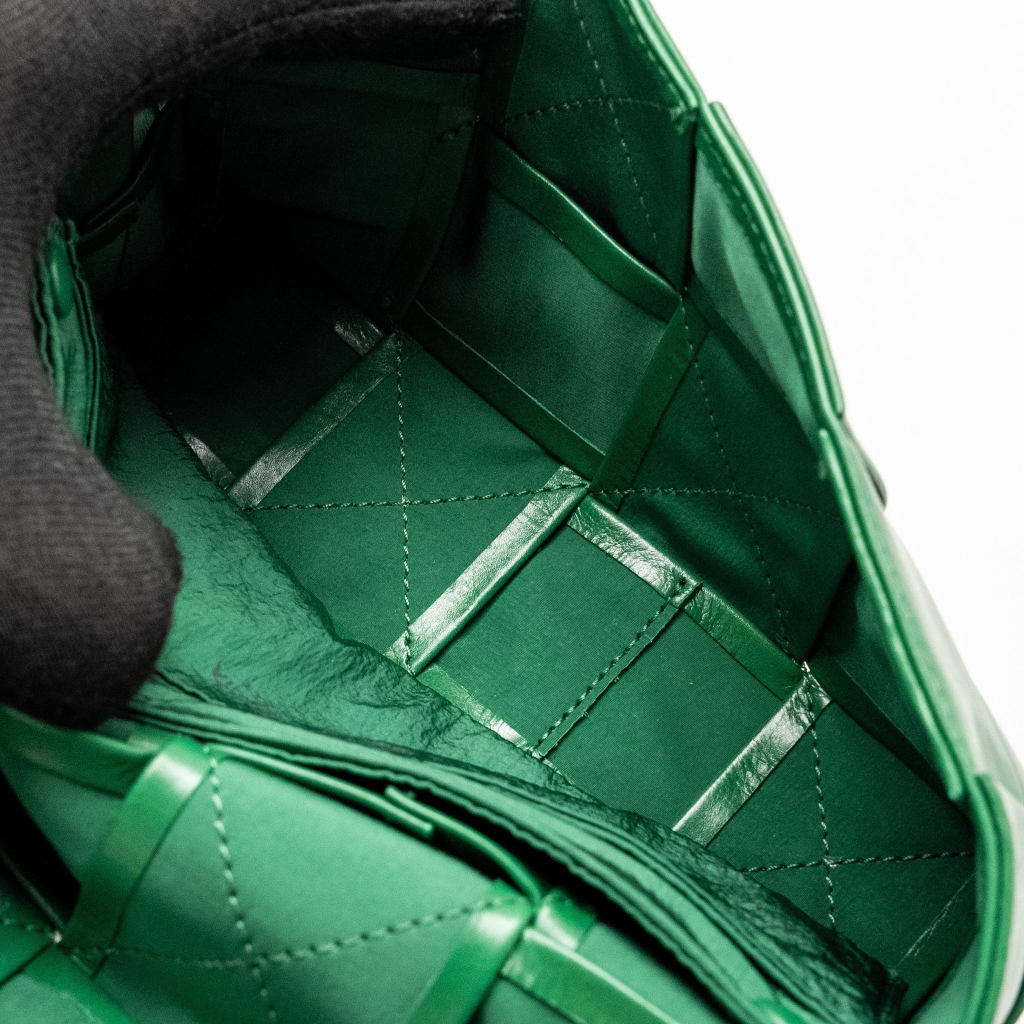 BOTTEGA VENETA CASSETTE BELT BAG CALFSKIN GREEN SHW