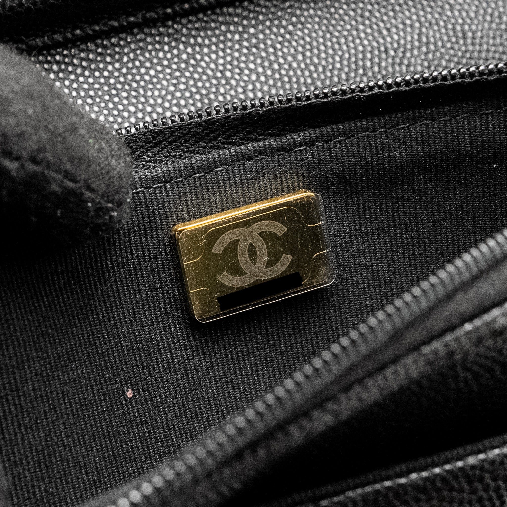 CHANEL DETAILED CC LOGO WALLET ON CHAIN CAVIAR BLACK LGHW (MICROCHIP)