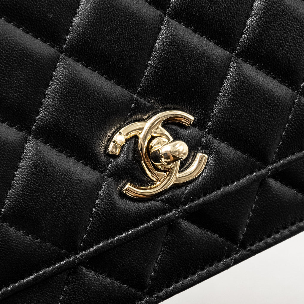 CHANEL PEARL DETAILED TOP HANDEL WALLET ON CHAIN LAMBSKIN BLACK LGHW (MICROCHIP)