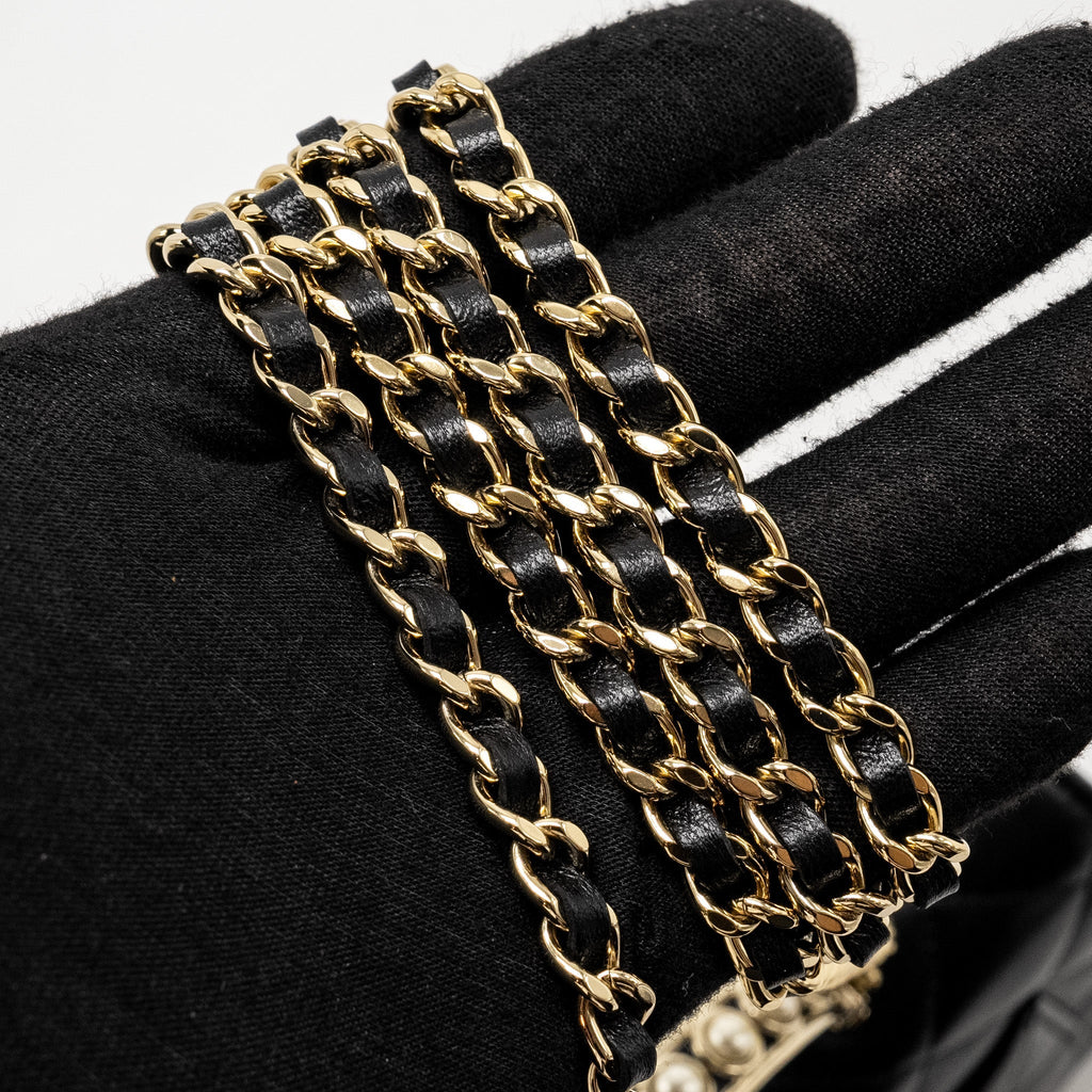 CHANEL PEARL DETAILED TOP HANDEL WALLET ON CHAIN LAMBSKIN BLACK LGHW (MICROCHIP)