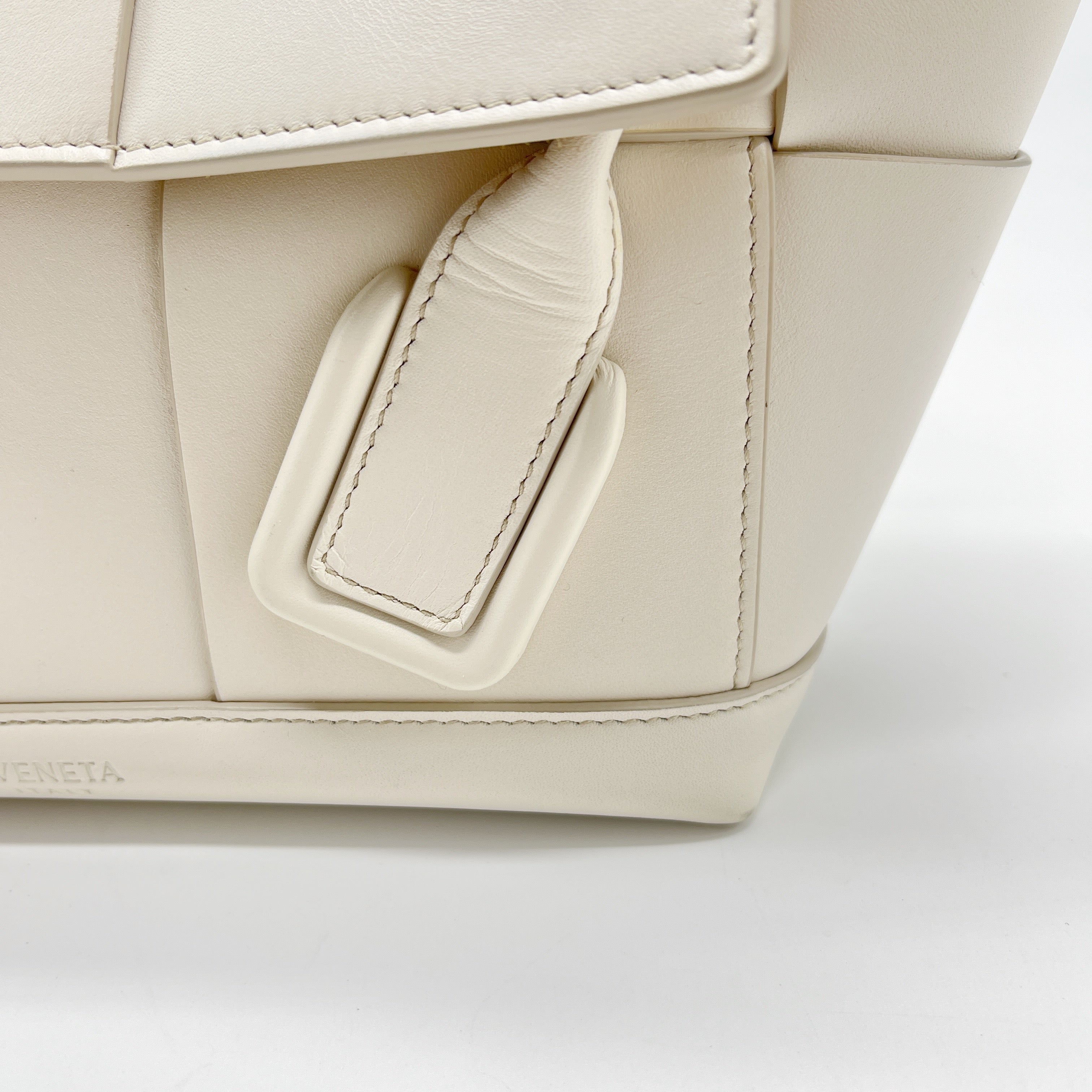 BOTTEGA VENETA ARCO BAG CALFSKIN WHITE SHW